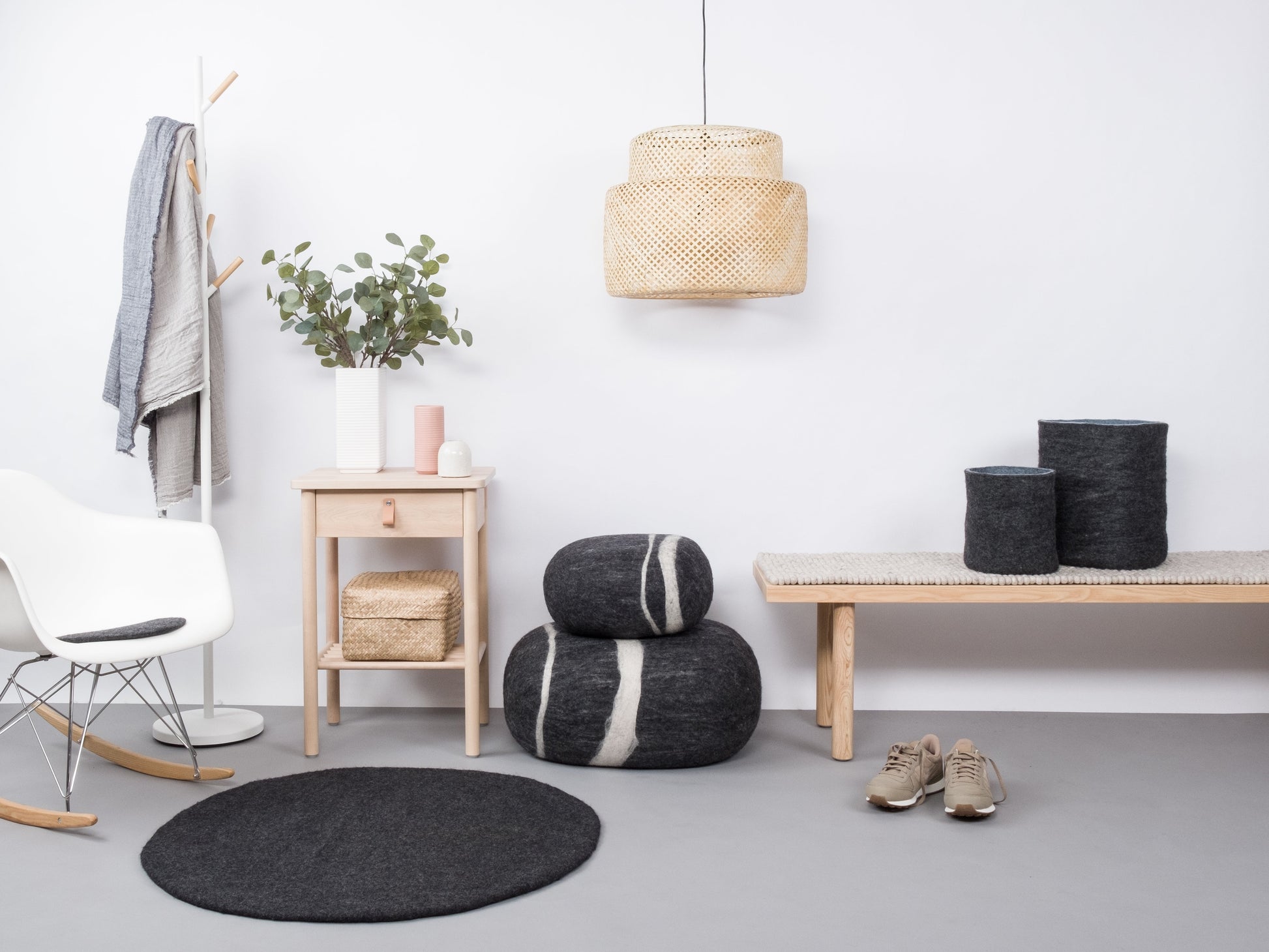 myfelt Hugo Filzkugelteppich Grau aus Schurwolle – Bild 2