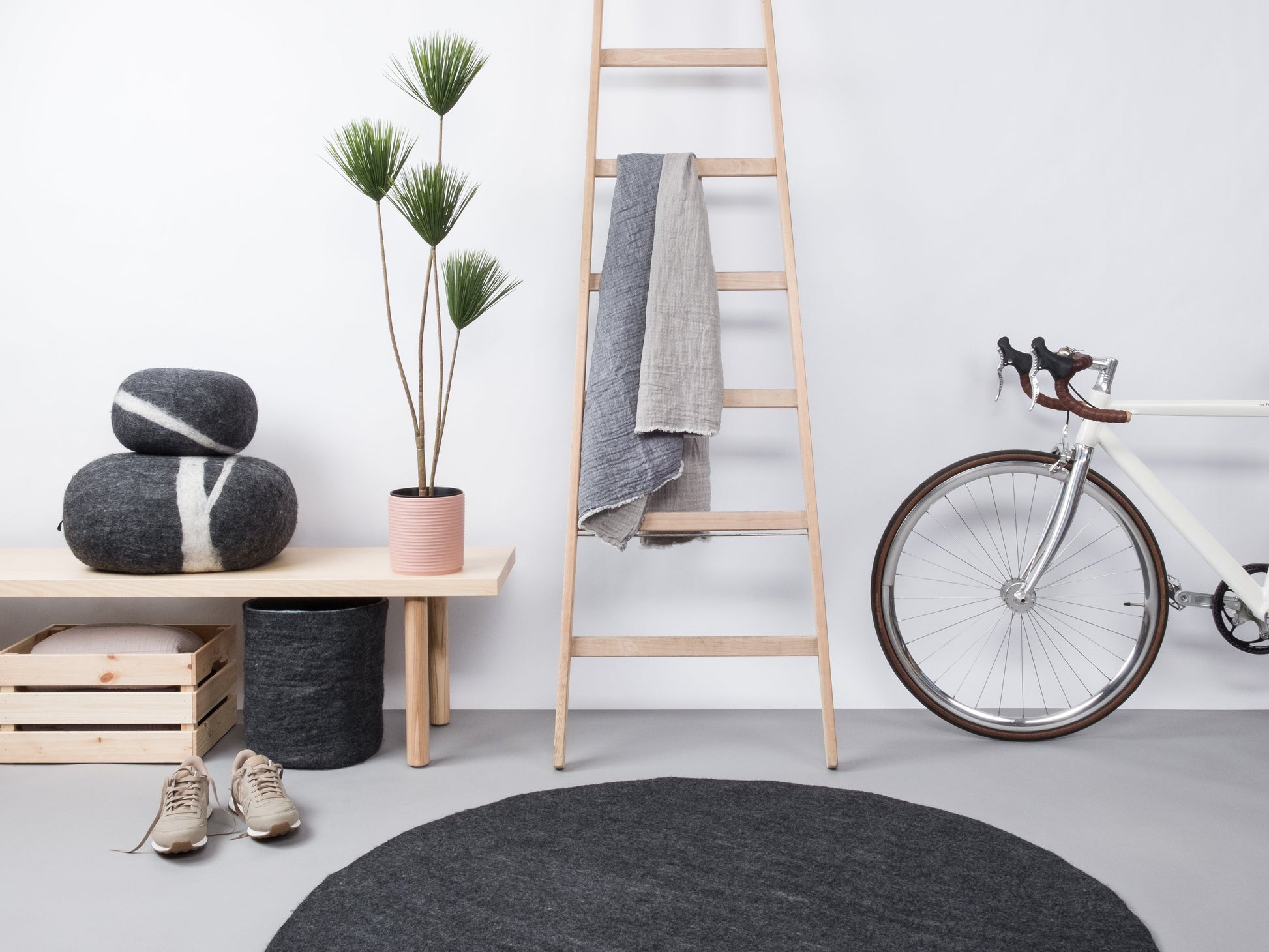 myfelt Hugo Filzkugelteppich Grau aus Schurwolle – Bild 3