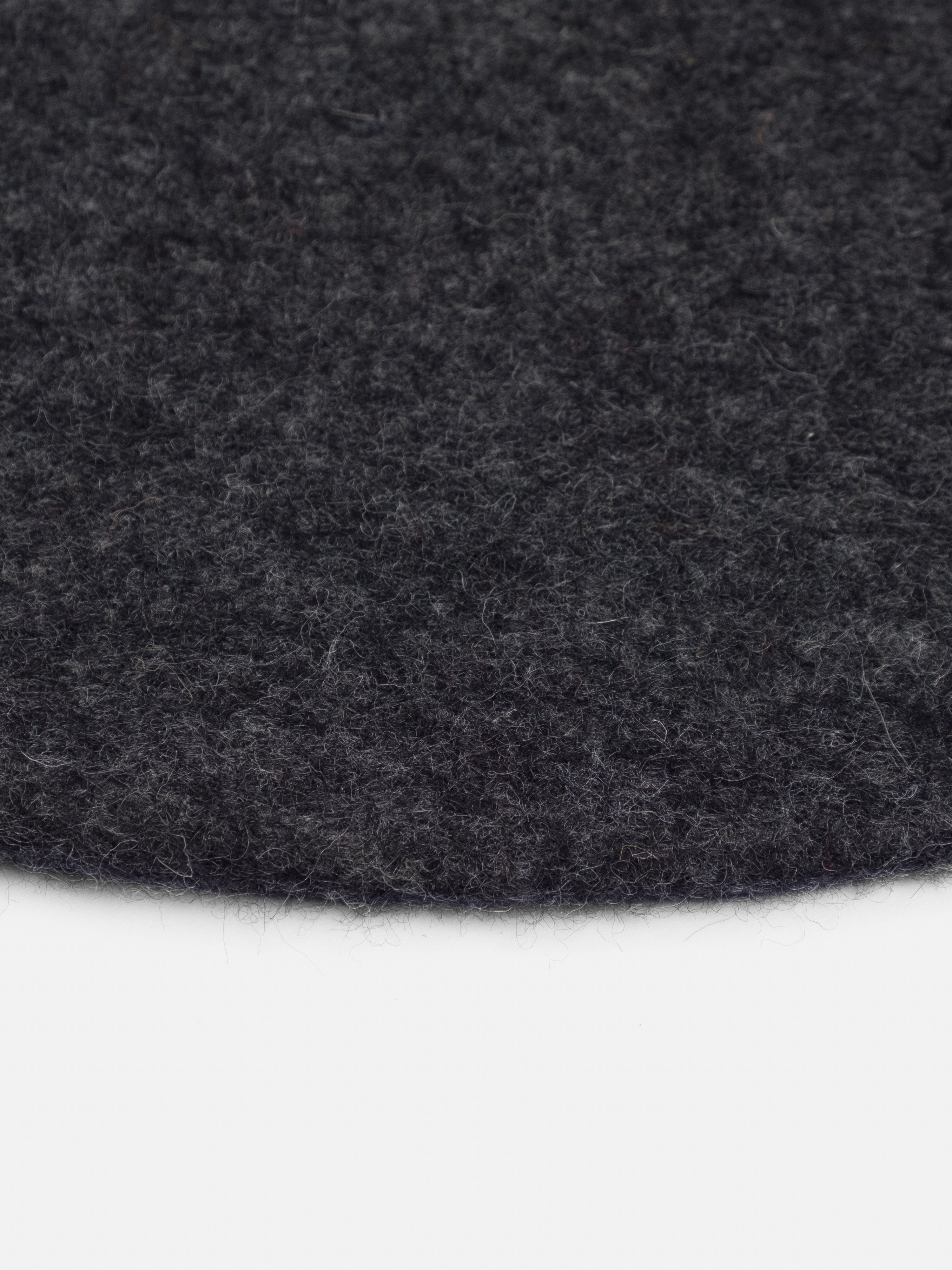 myfelt Hugo Filzkugelteppich Grau aus Schurwolle – Bild 8