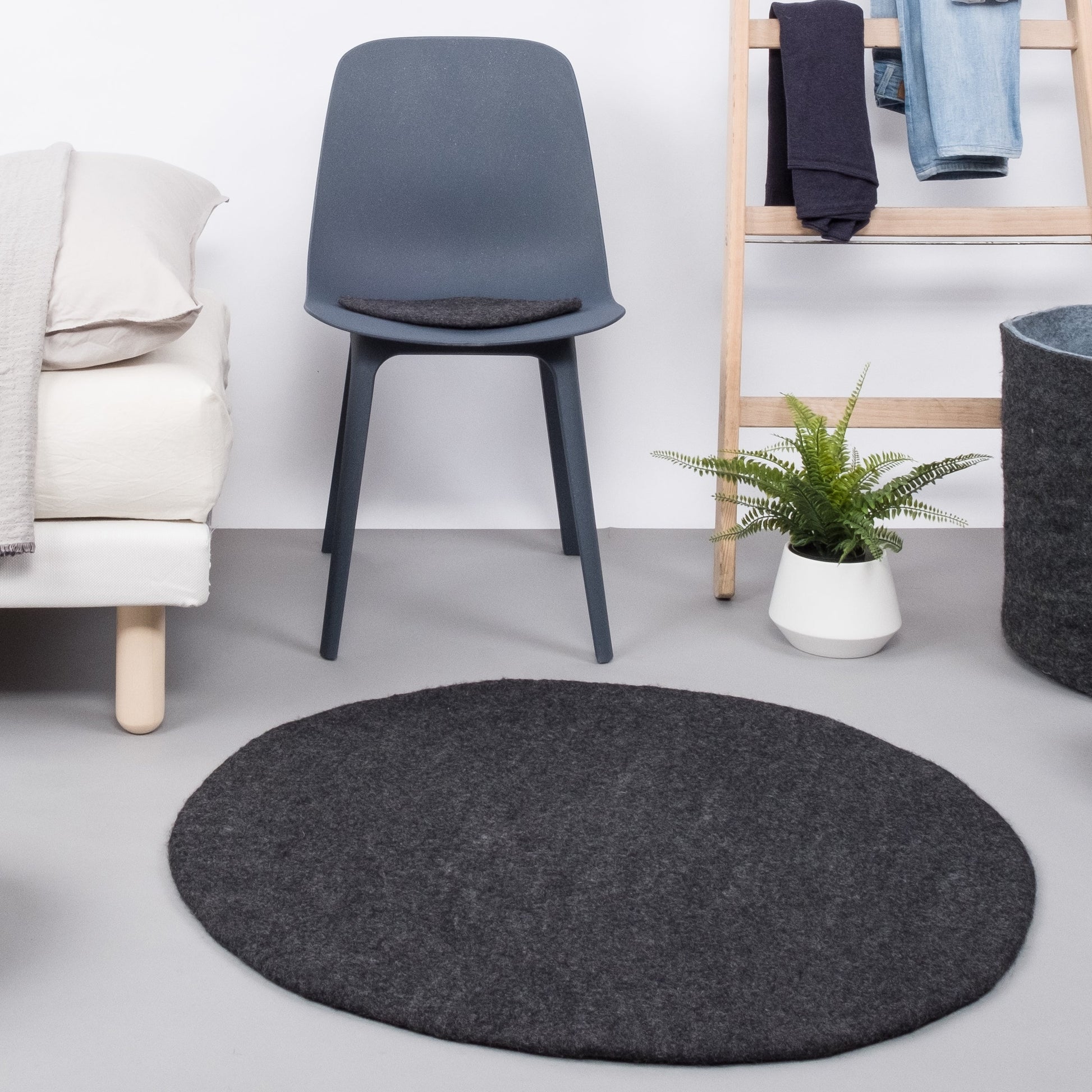 myfelt Hugo Filzkugelteppich Grau aus Schurwolle – Bild 9