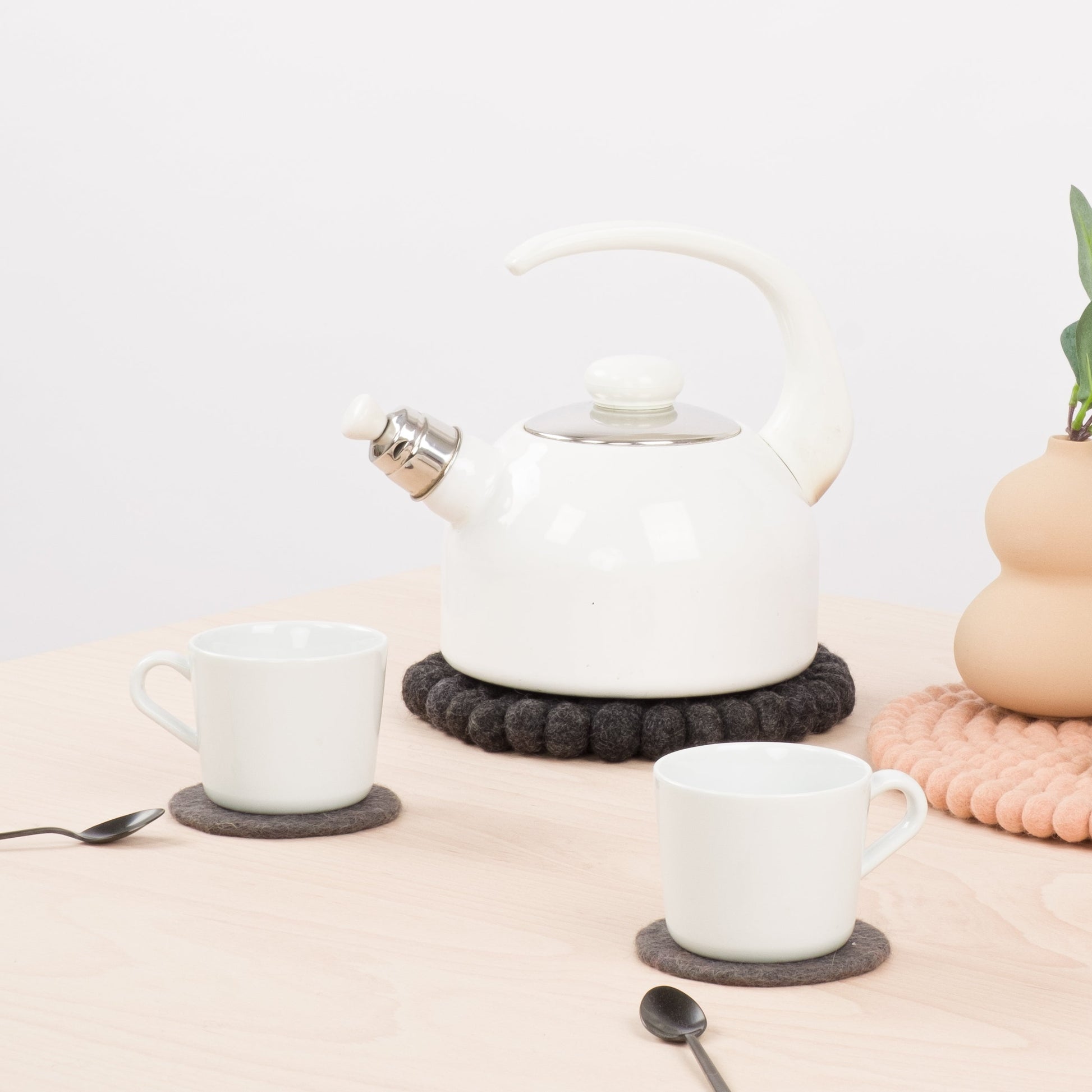 myfelt Hugo Untersetzer Grau aus Schurwolle – Bild 5