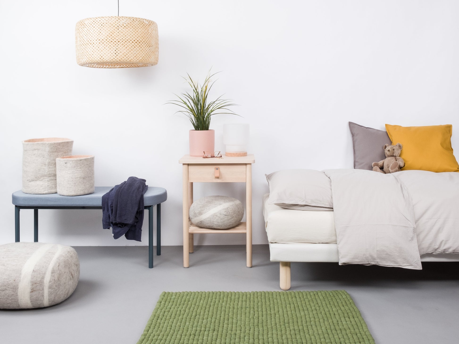 myfelt Kaspar Filzkugelteppich Grün, Beige aus Schurwolle – Bild 4