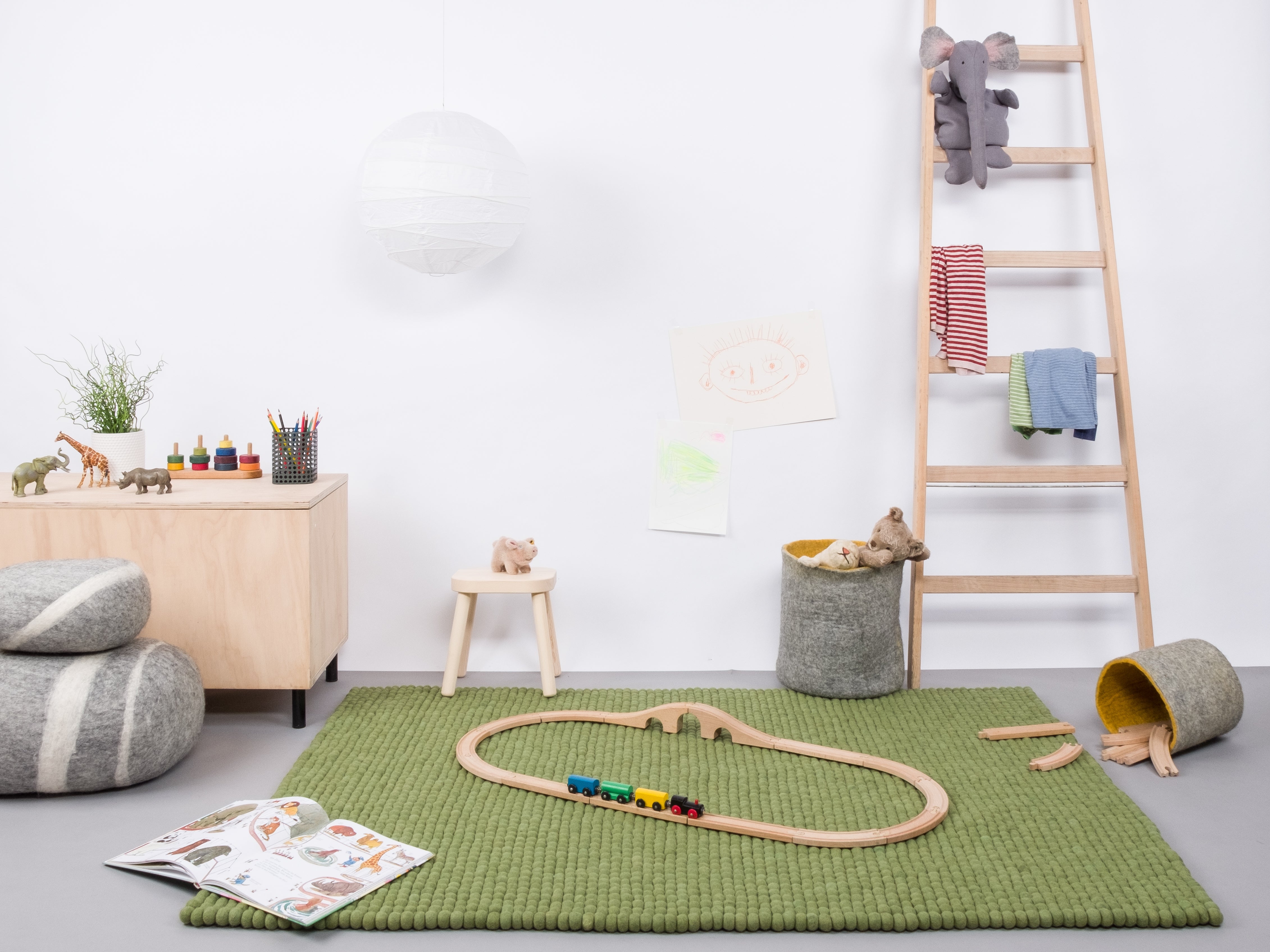 myfelt Kaspar Filzkugelteppich Grün, Beige aus Schurwolle – Bild 3