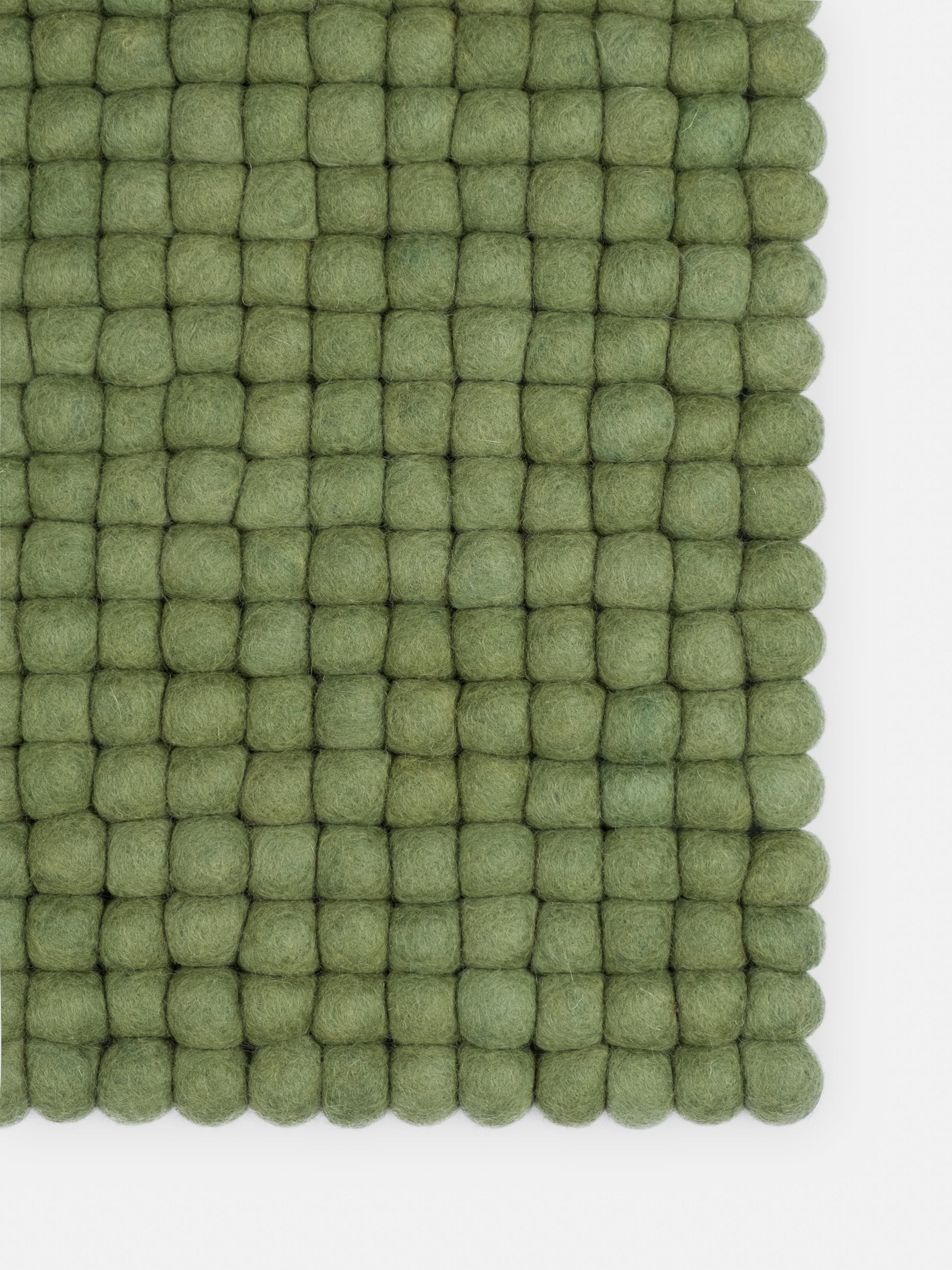 myfelt Kaspar Filzkugelteppich Grün, Beige aus Schurwolle – Bild 7