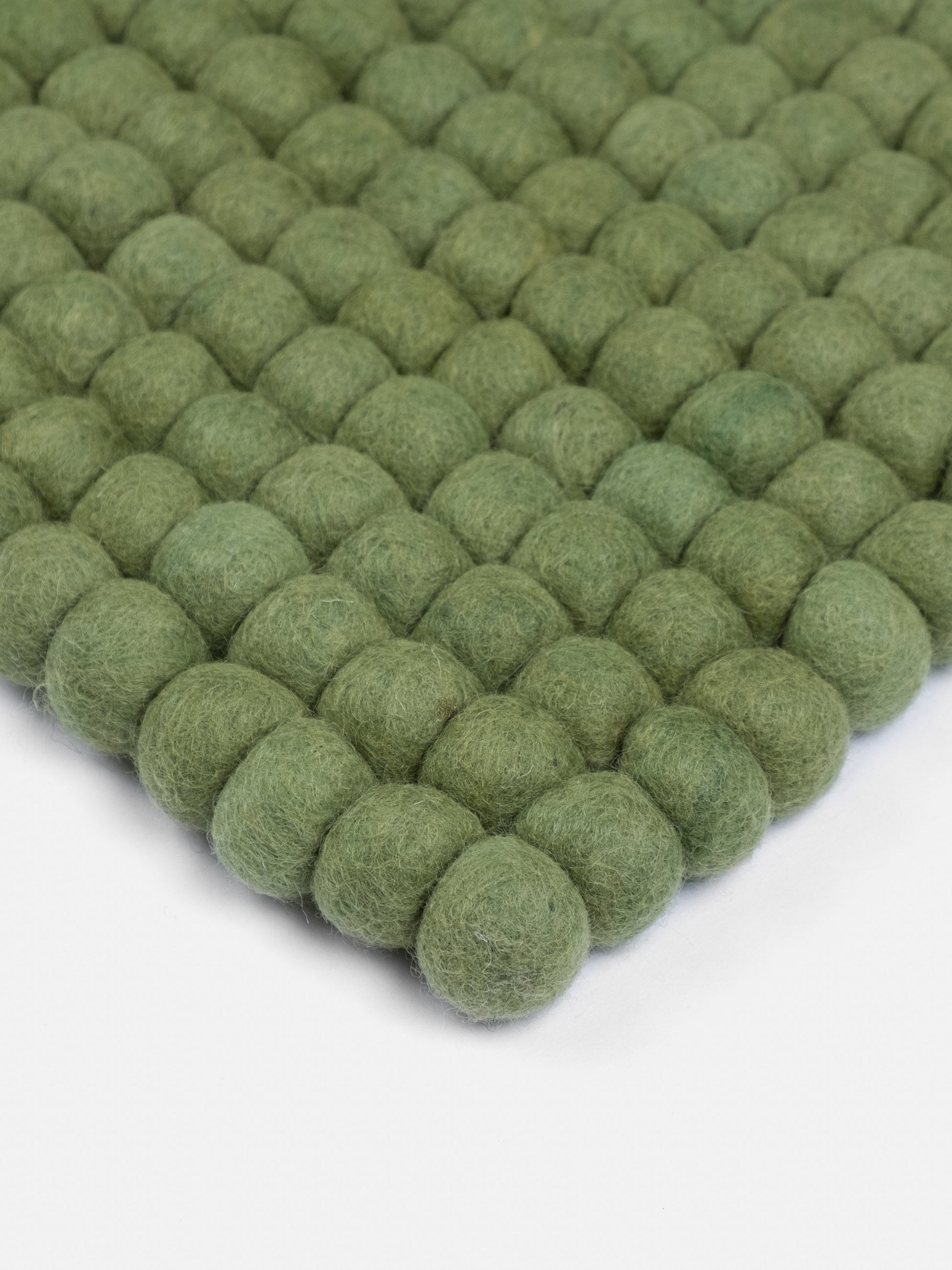 myfelt Kaspar Filzkugelteppich Grün, Beige aus Schurwolle – Bild 8