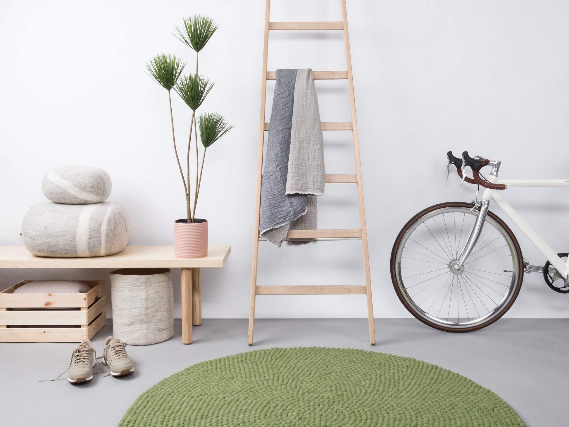 myfelt Kaspar Filzkugelteppich Grün, Beige aus Schurwolle – Bild 4
