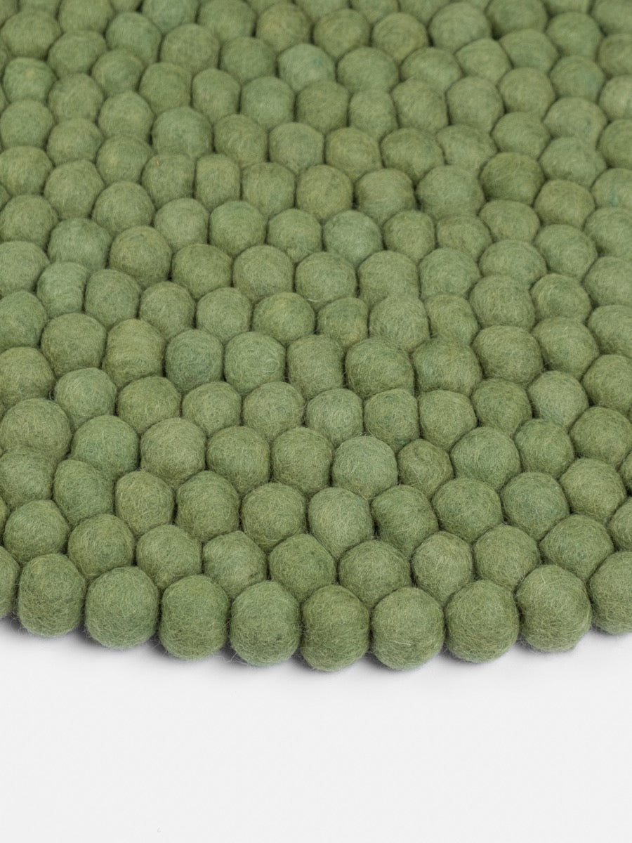 myfelt Kaspar Filzkugelteppich Grün, Beige aus Schurwolle – Bild 7