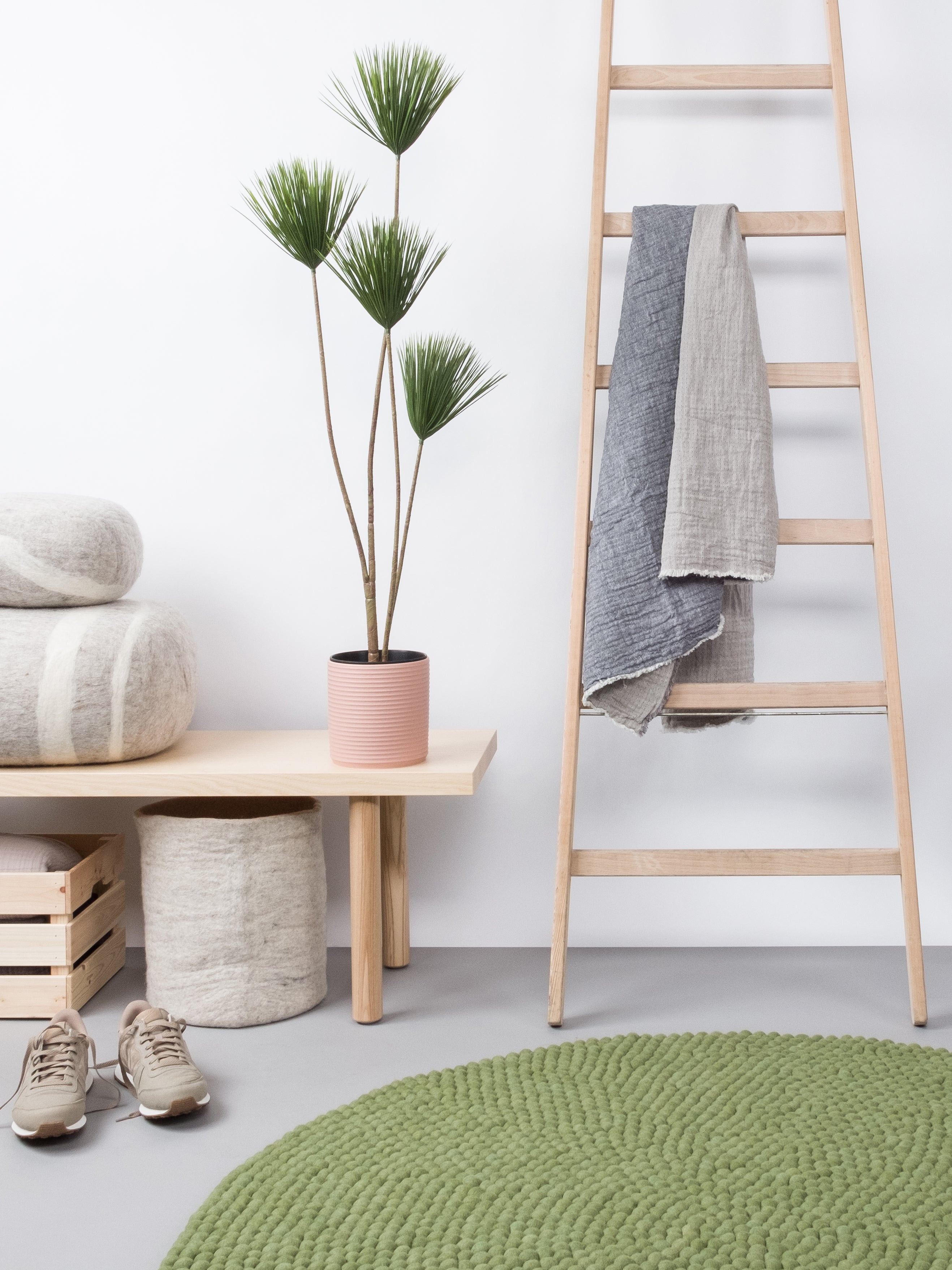 myfelt Kaspar Filzkugelteppich Grün, Beige aus Schurwolle – Bild 2