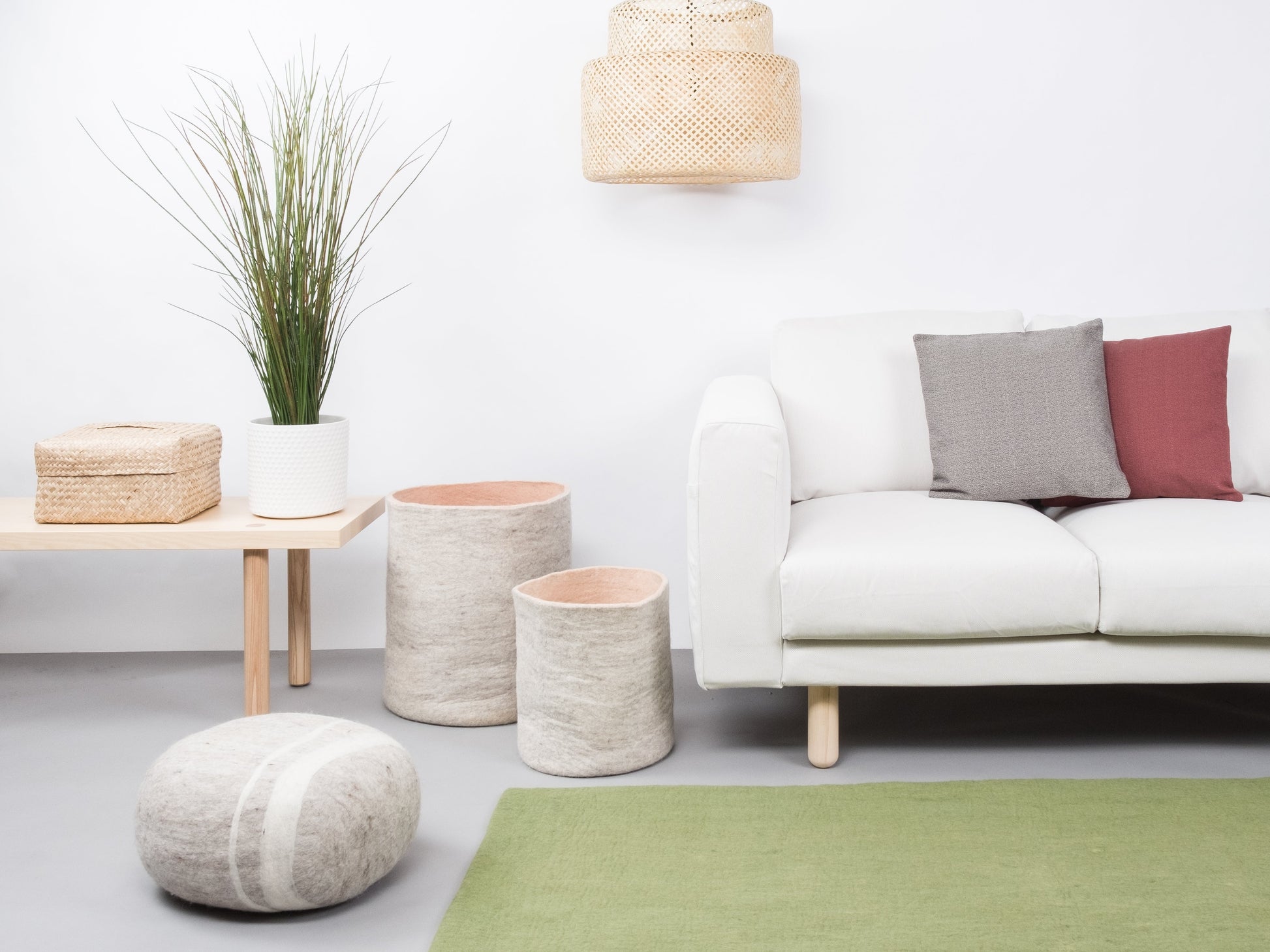myfelt Kaspar Filzkugelteppich Grün, Beige aus Schurwolle – Bild 2