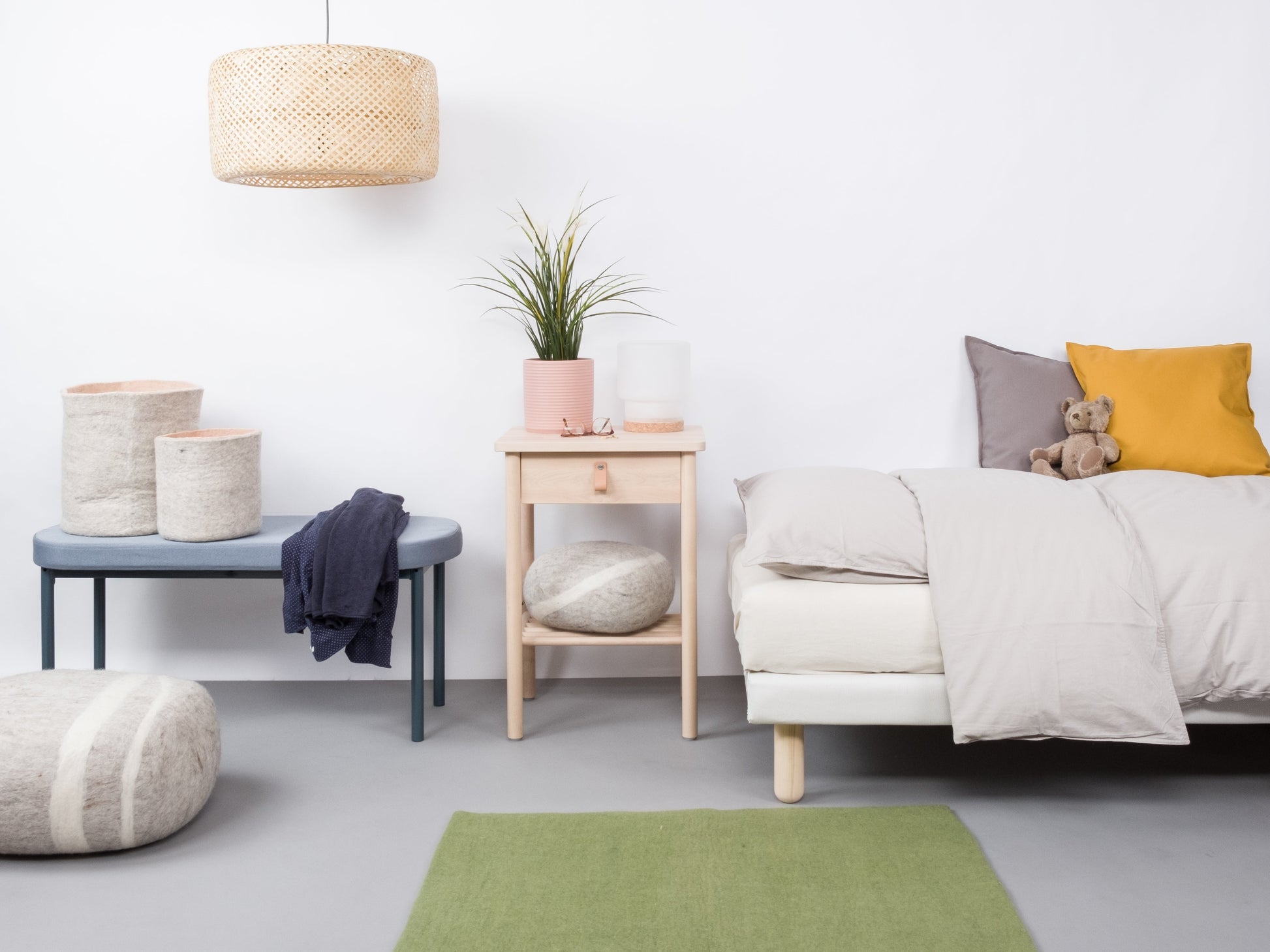 myfelt Kaspar Filzkugelteppich Grün, Beige aus Schurwolle – Bild 4