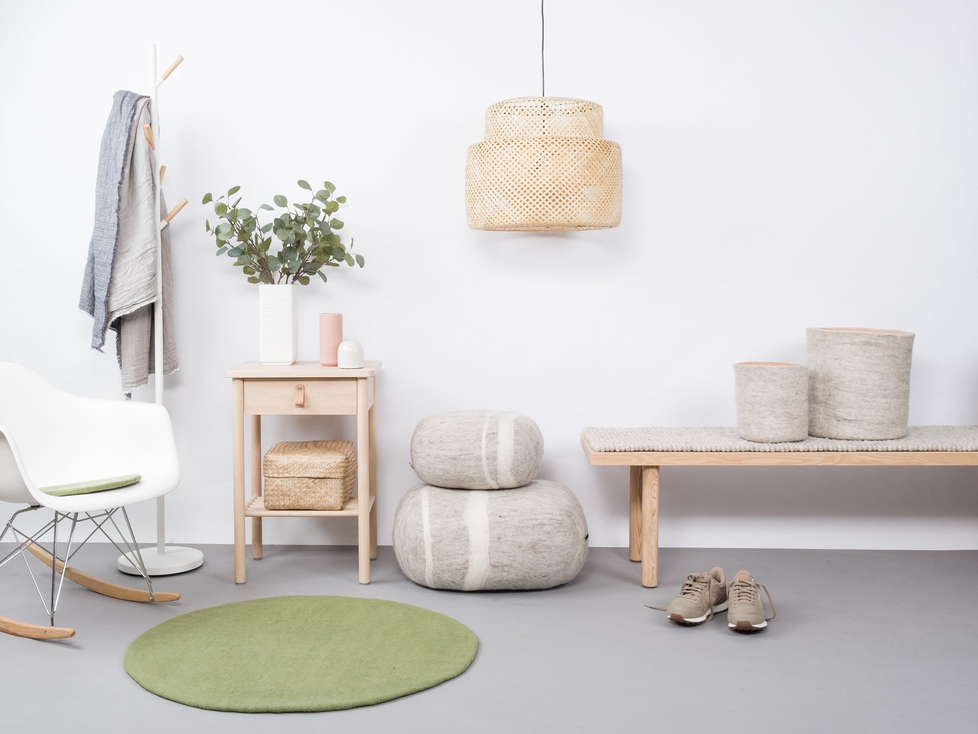 myfelt Kaspar Filzkugelteppich Grün, Beige aus Schurwolle – Bild 2