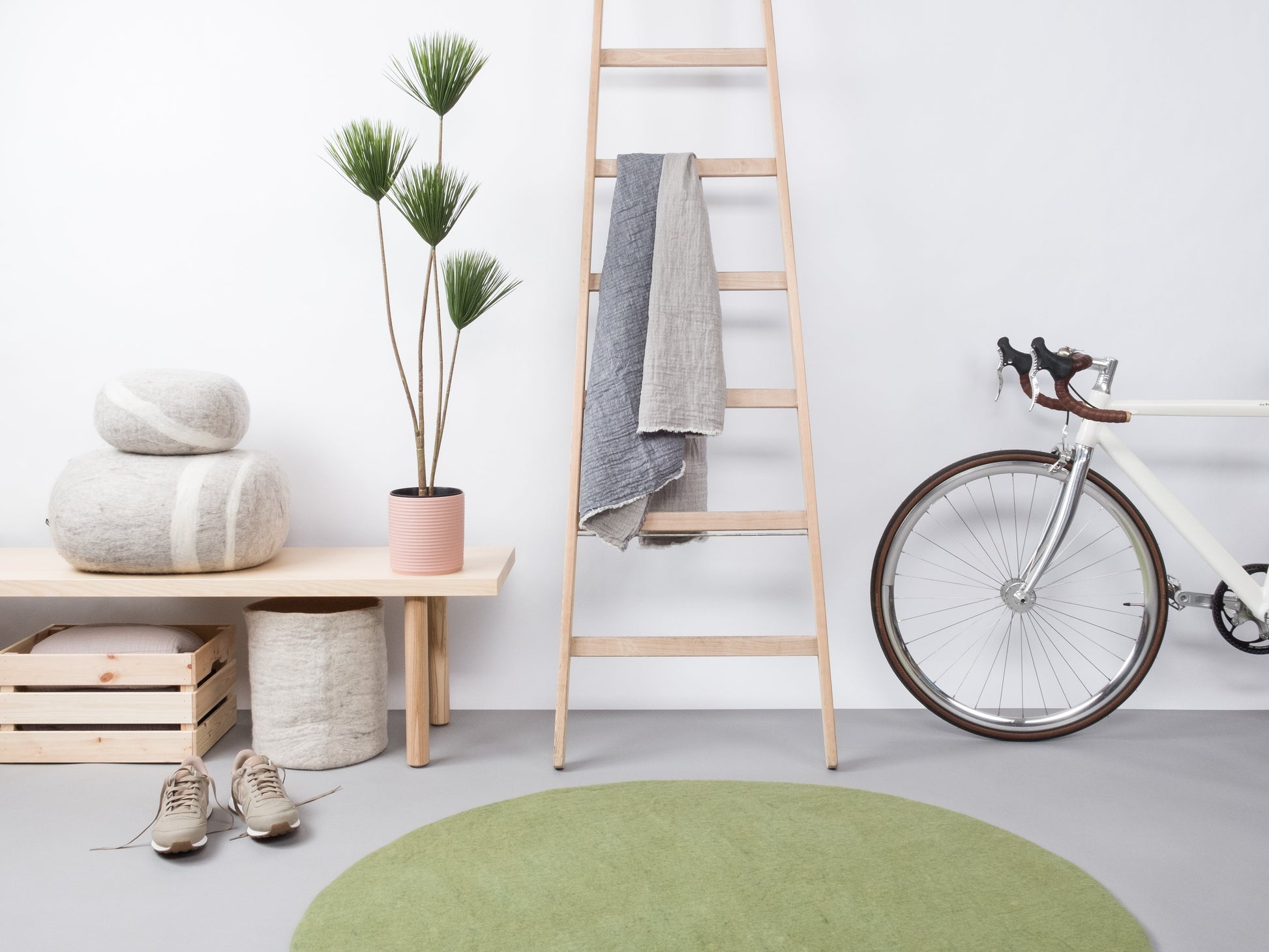 myfelt Kaspar Filzkugelteppich Grün, Beige aus Schurwolle – Bild 3
