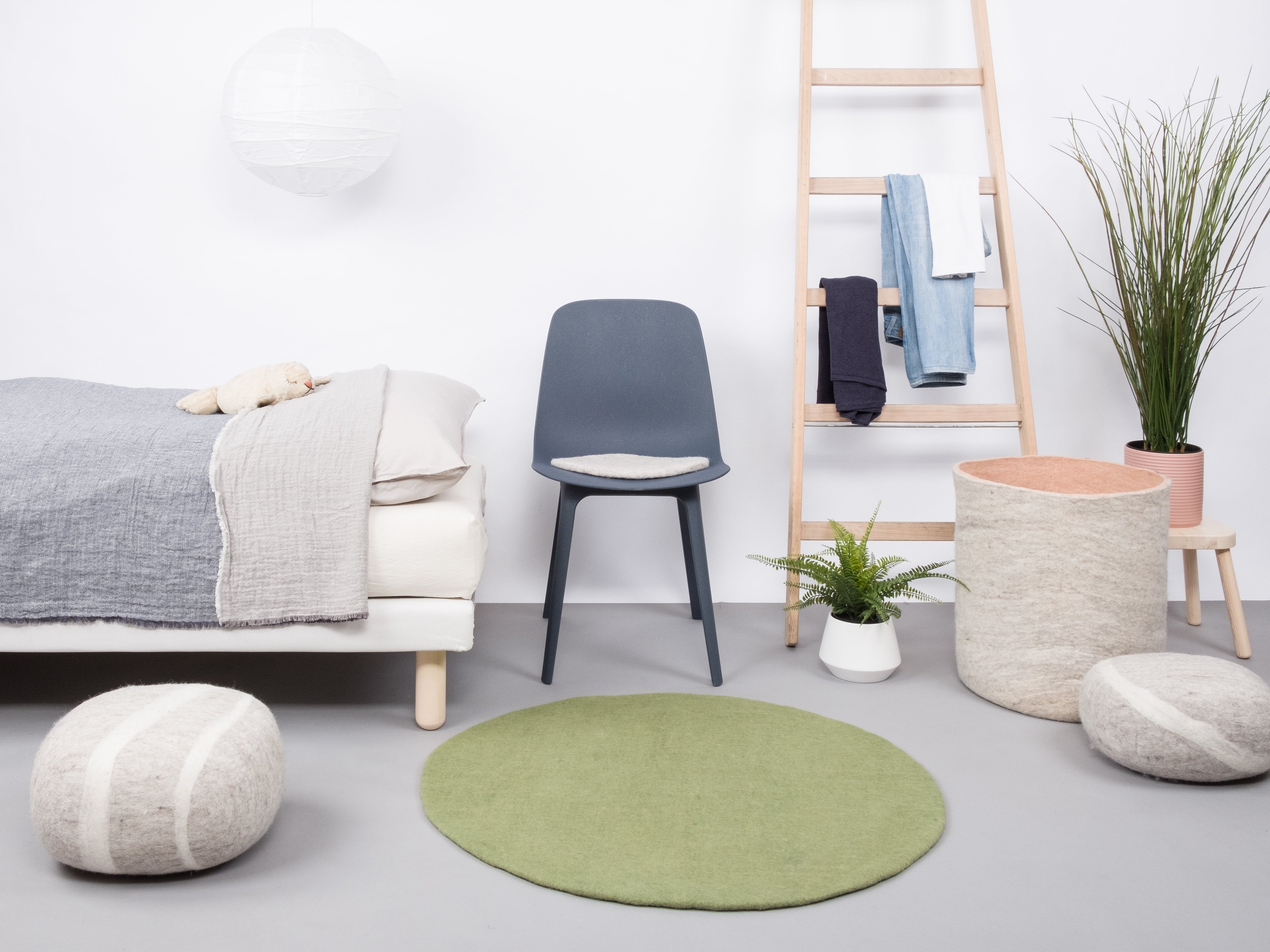 myfelt Kaspar Filzkugelteppich Grün, Beige aus Schurwolle – Bild 4