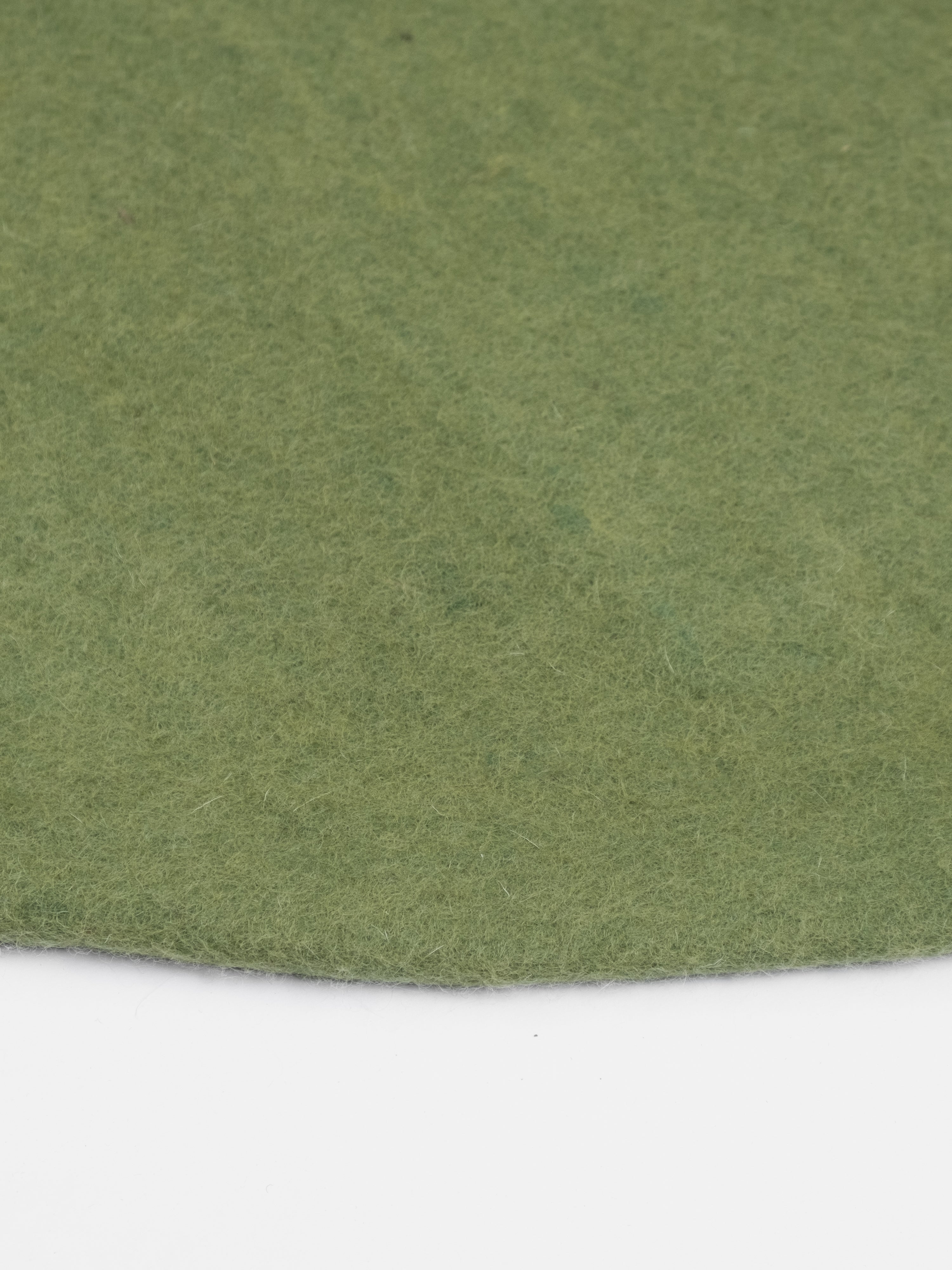 myfelt Kaspar Filzkugelteppich Grün, Beige aus Schurwolle – Bild 8