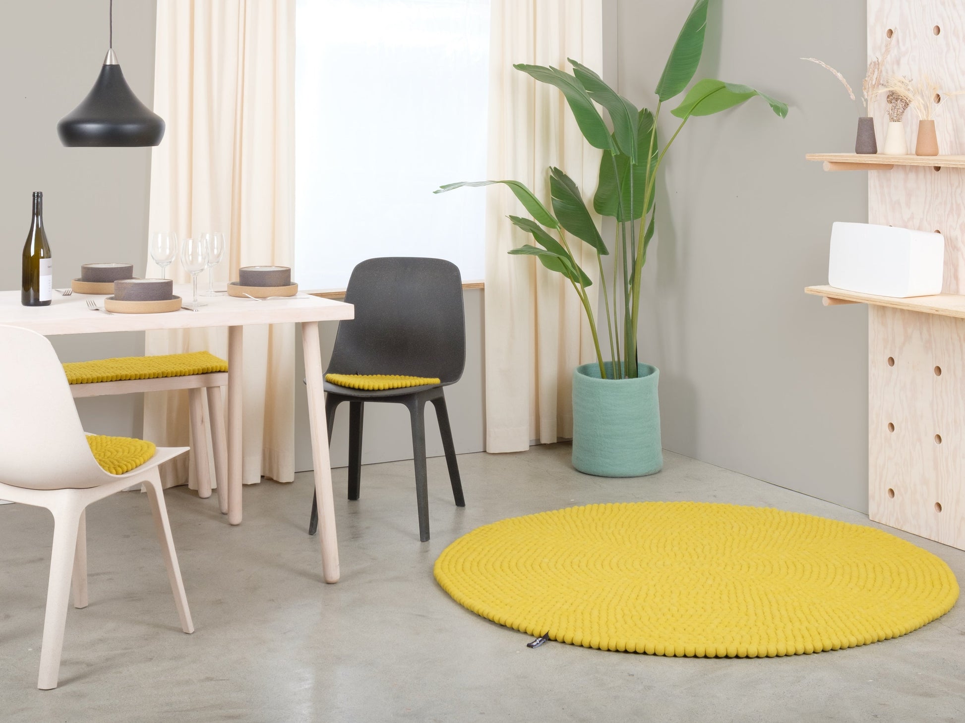 myfelt Kata Filzkugelteppich Grün, Gelb aus Schurwolle – Bild 5