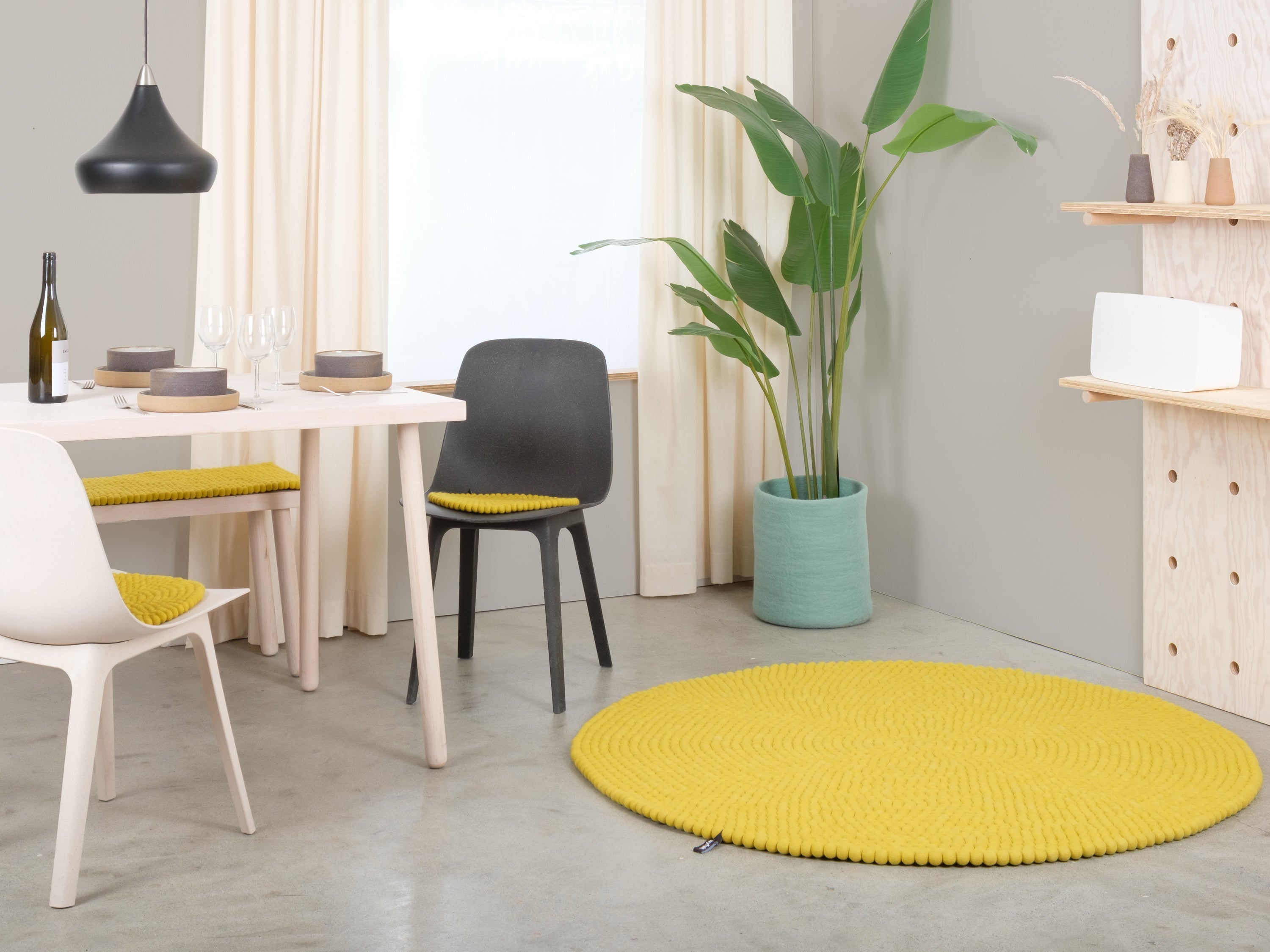 myfelt Kata Filzkugelteppich Grün, Gelb aus Schurwolle – Bild 5