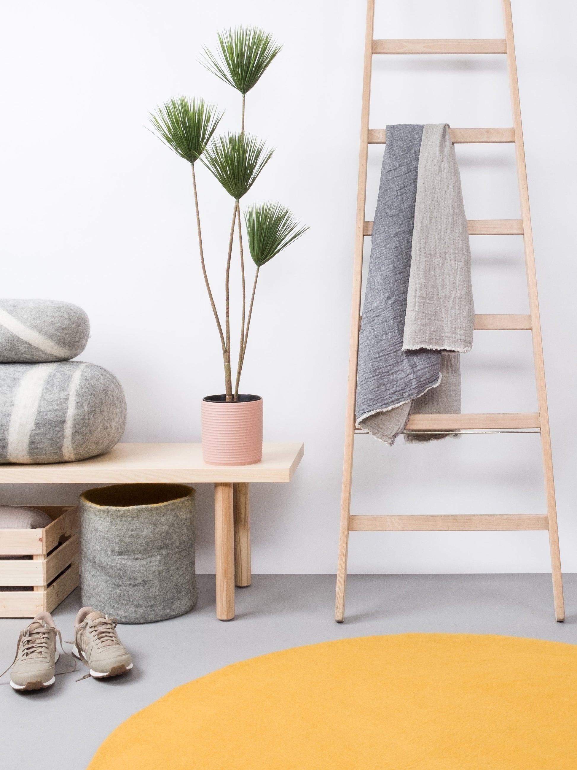 myfelt Klara Filzkugelteppich Gelb aus Schurwolle – Bild 6