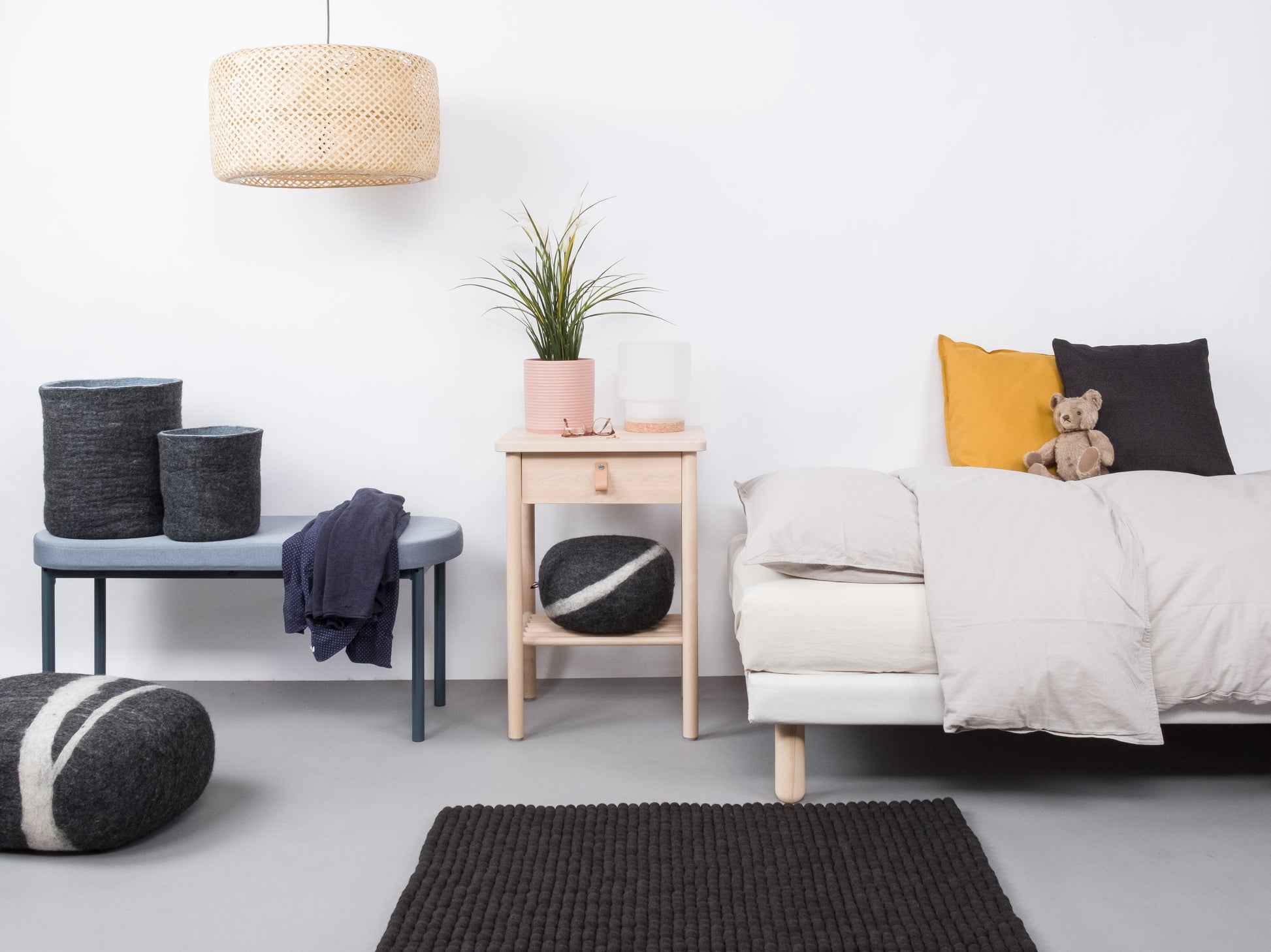 myfelt Kuno Filzkugelteppich Grau aus Schurwolle – Bild 4