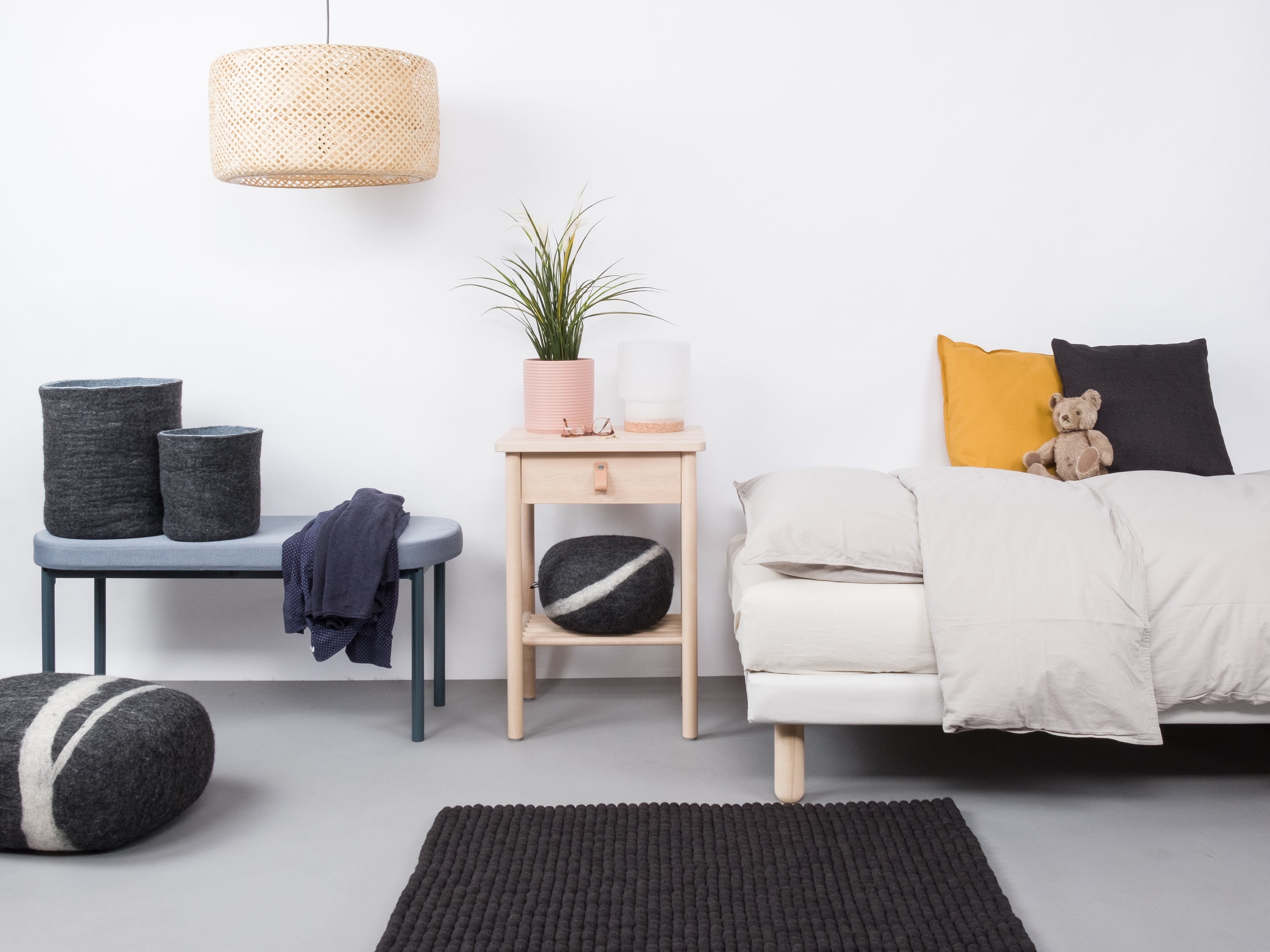 myfelt Kuno Filzkugelteppich Grau aus Schurwolle – Bild 4