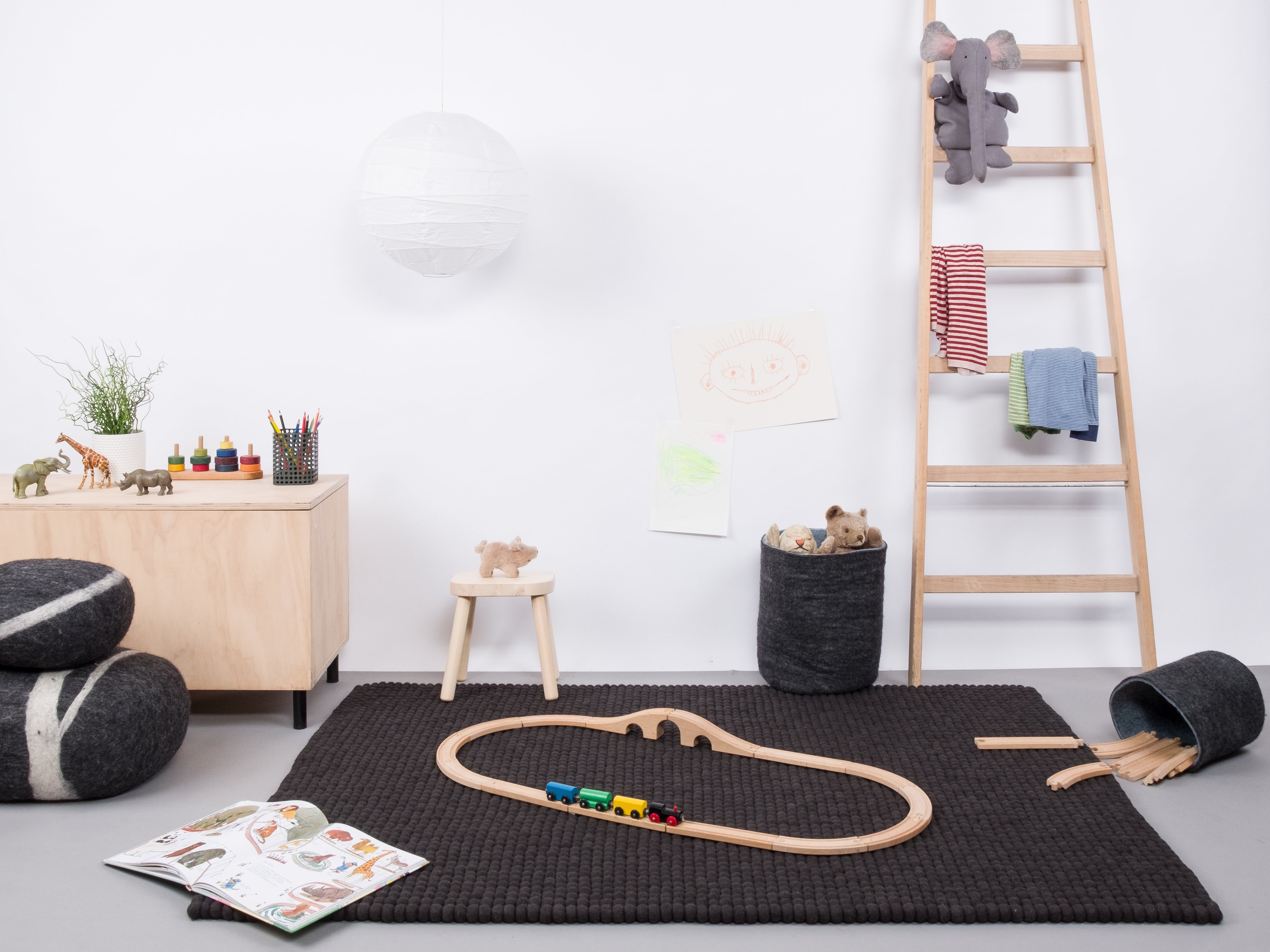 myfelt Kuno Filzkugelteppich Grau aus Schurwolle – Bild 3