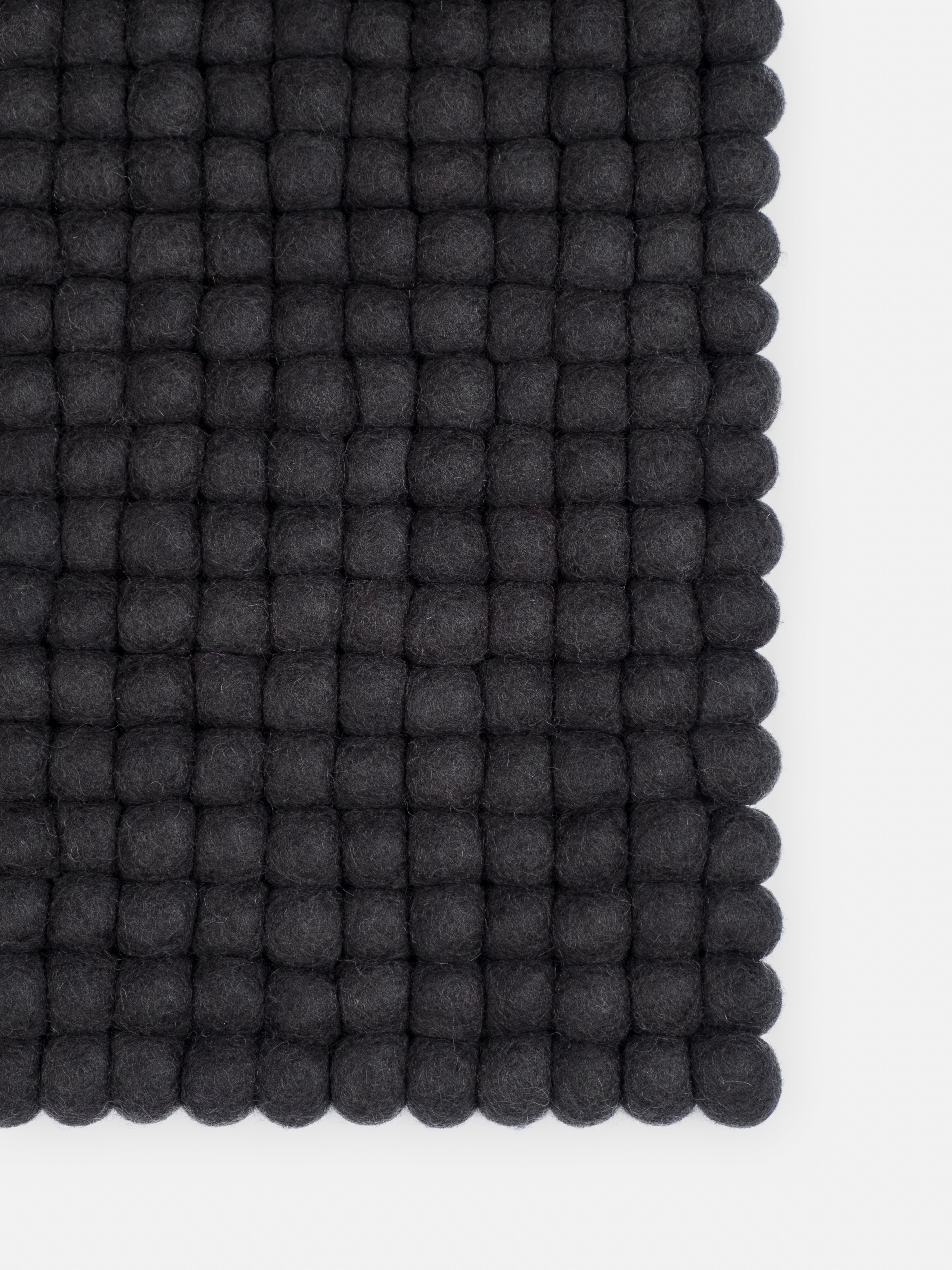 myfelt Kuno Filzkugelteppich Grau aus Schurwolle – Bild 8