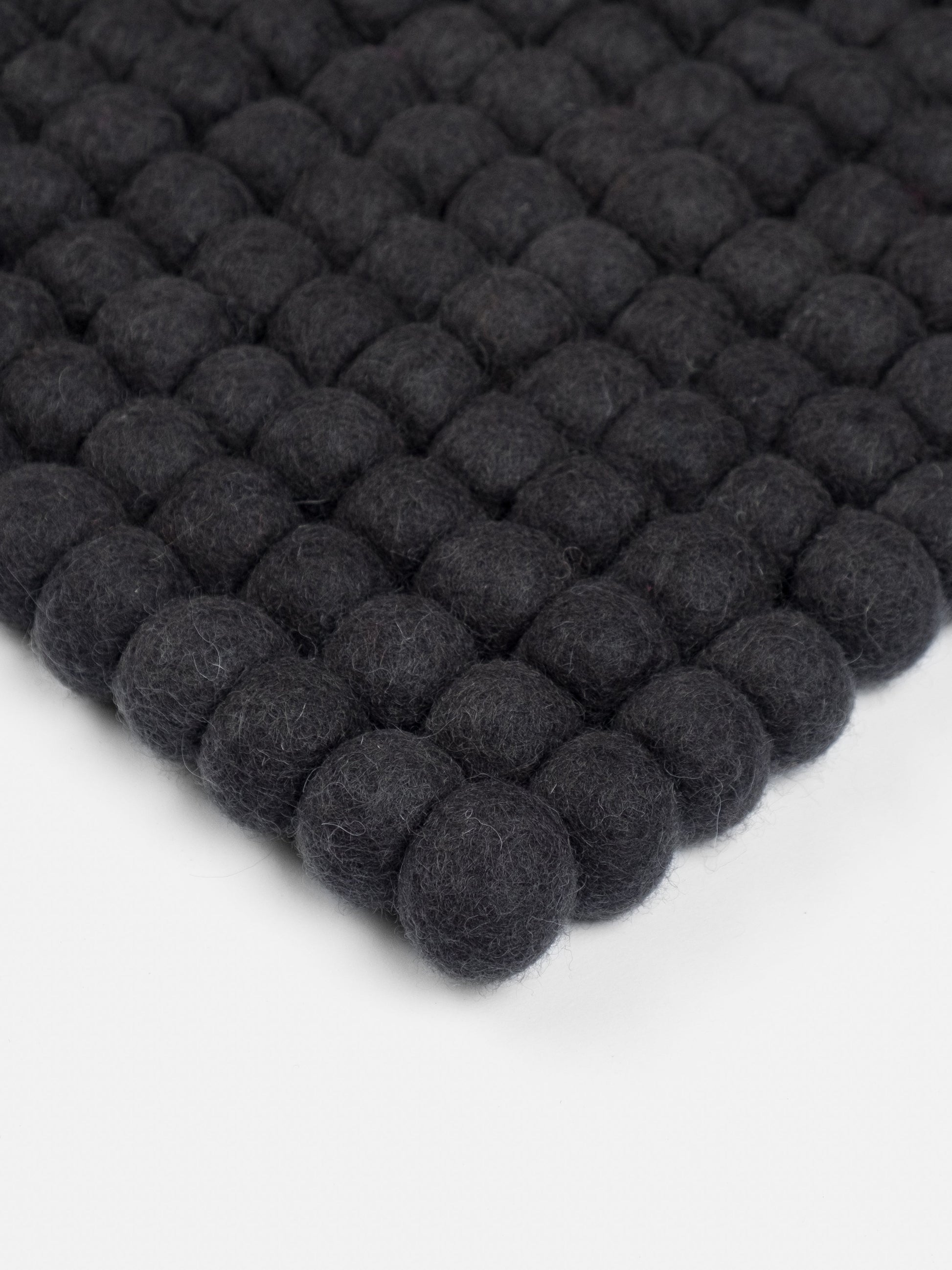 myfelt Kuno Filzkugelteppich Grau aus Schurwolle – Bild 9