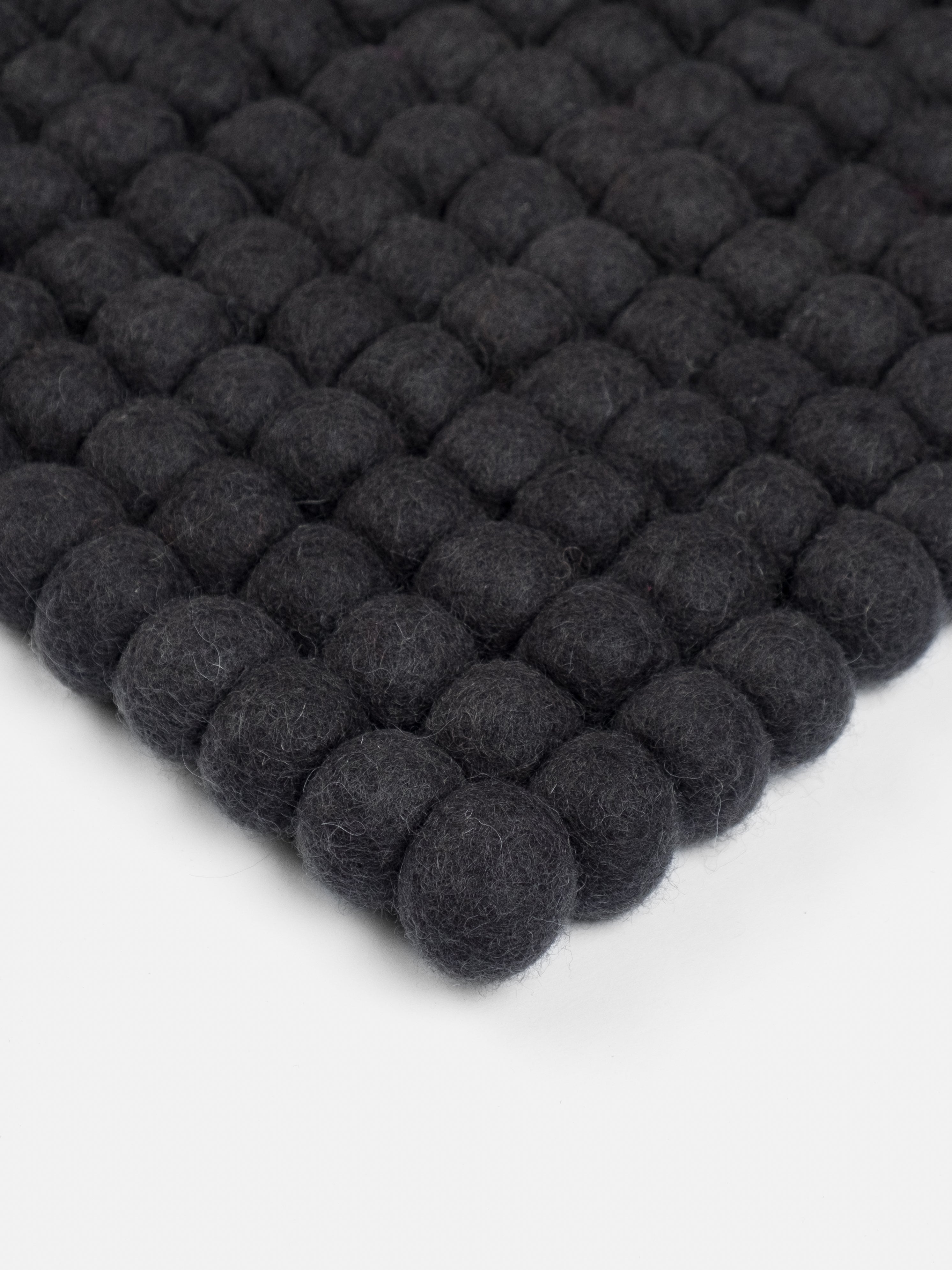 myfelt Kuno Filzkugelteppich Grau aus Schurwolle – Bild 9