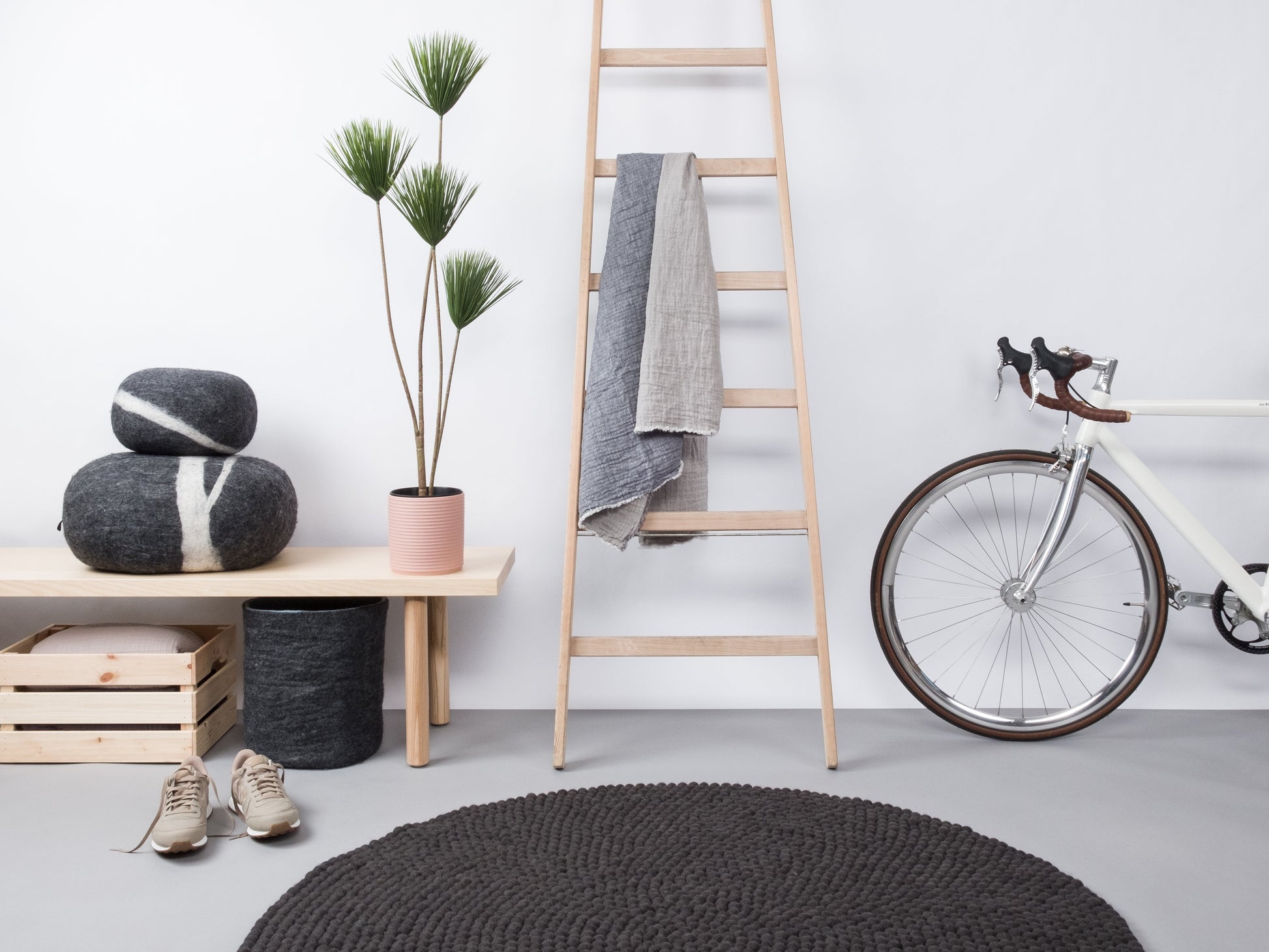 myfelt Kuno Filzkugelteppich Grau aus Schurwolle – Bild 5
