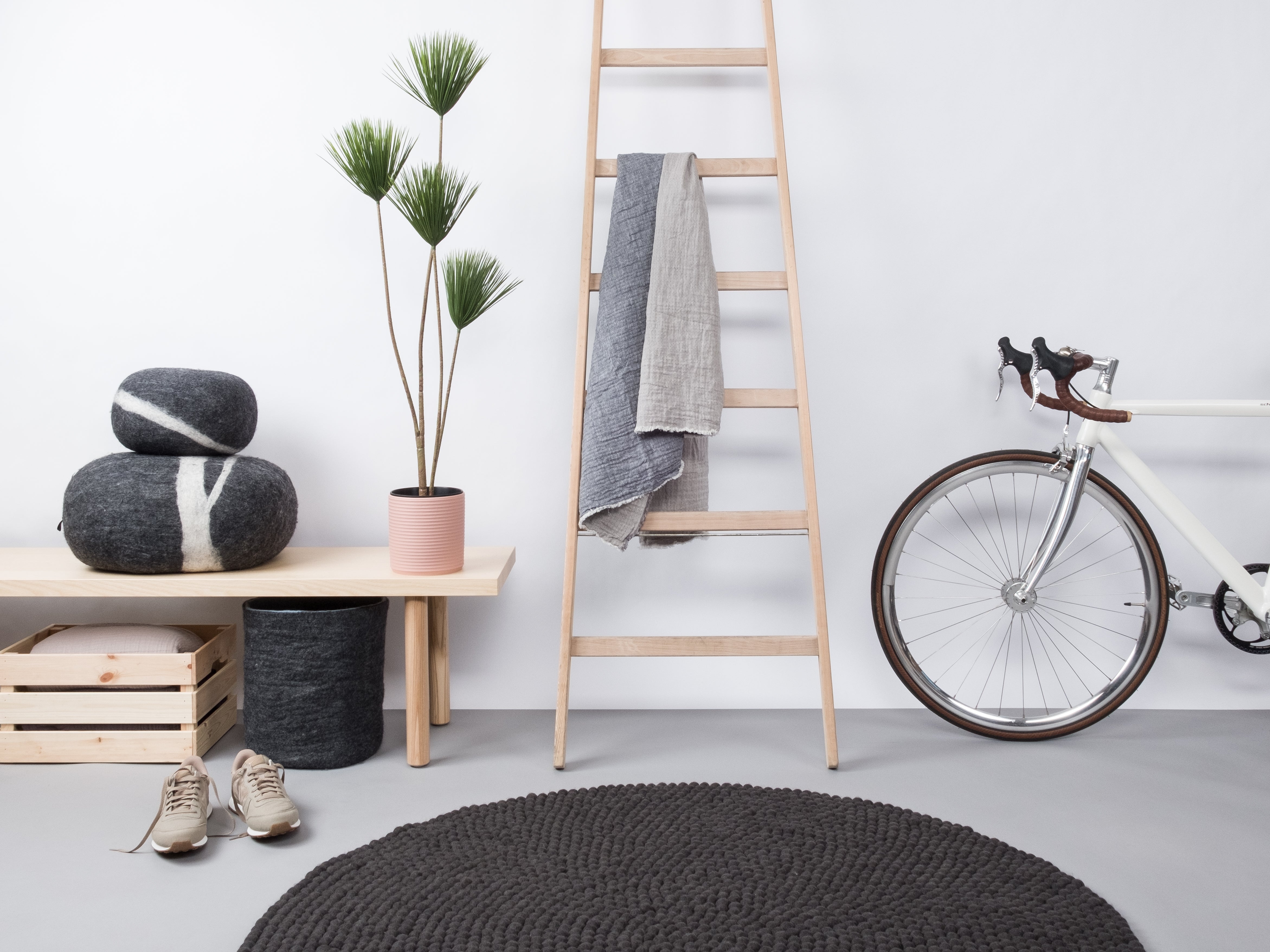 myfelt Kuno Filzkugelteppich Grau aus Schurwolle – Bild 5