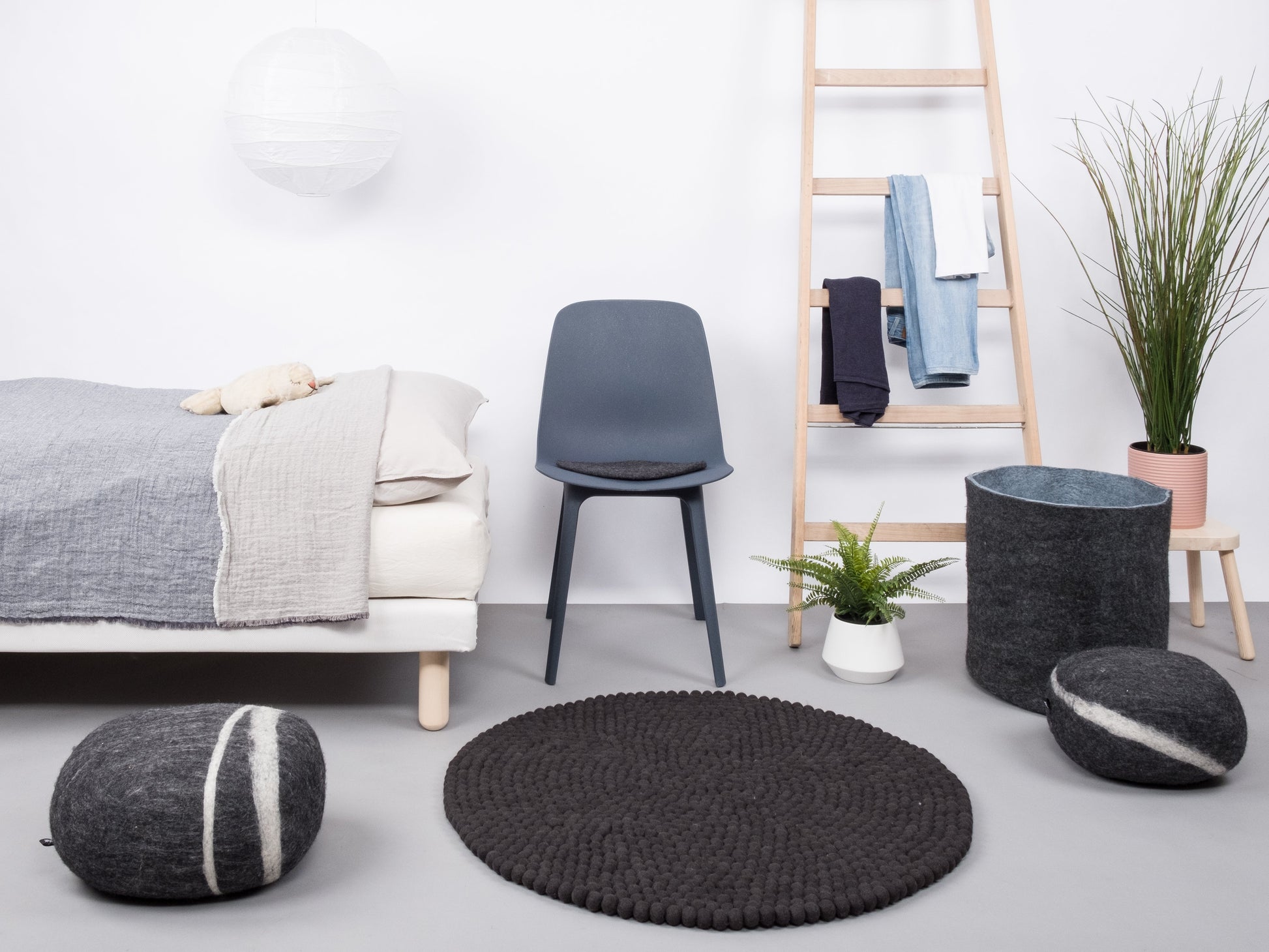 myfelt Kuno Filzkugelteppich Grau aus Schurwolle – Bild 4