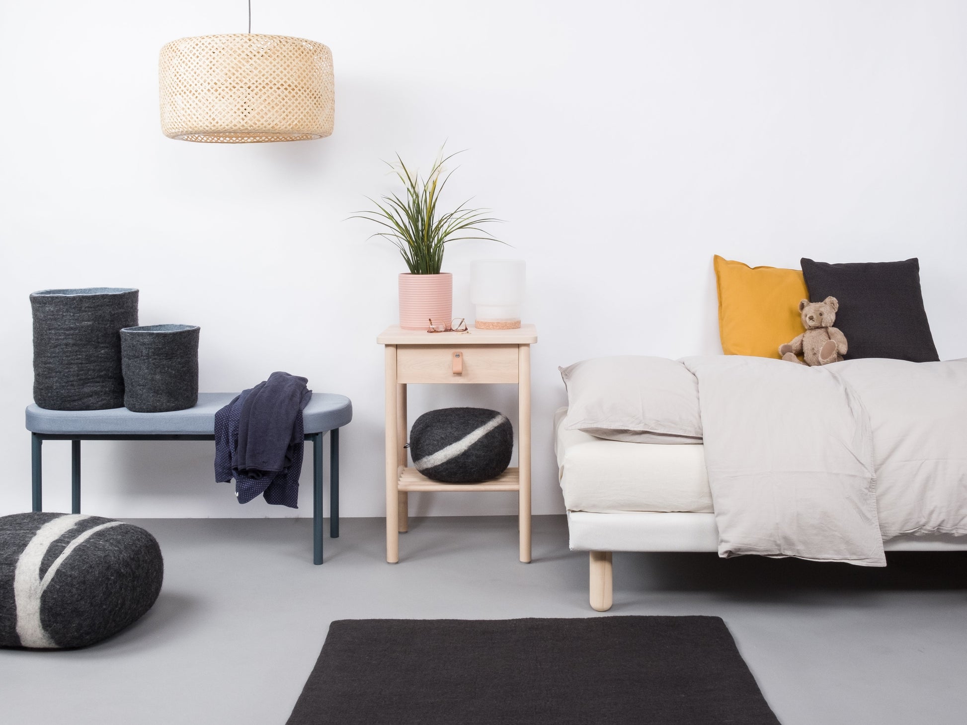 myfelt Kuno Filzkugelteppich Grau aus Schurwolle – Bild 4