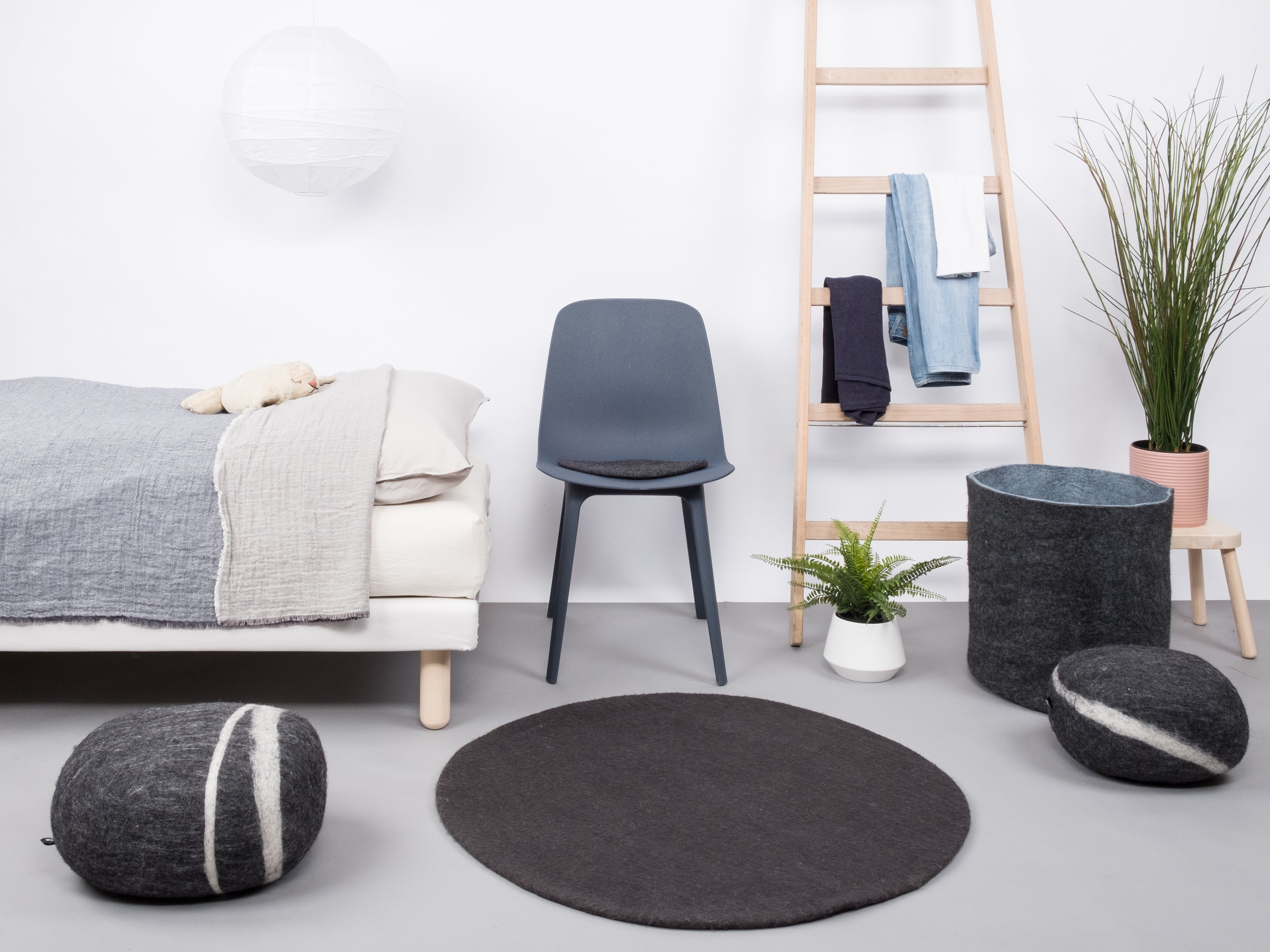 myfelt Kuno Filzkugelteppich Grau aus Schurwolle – Bild 4