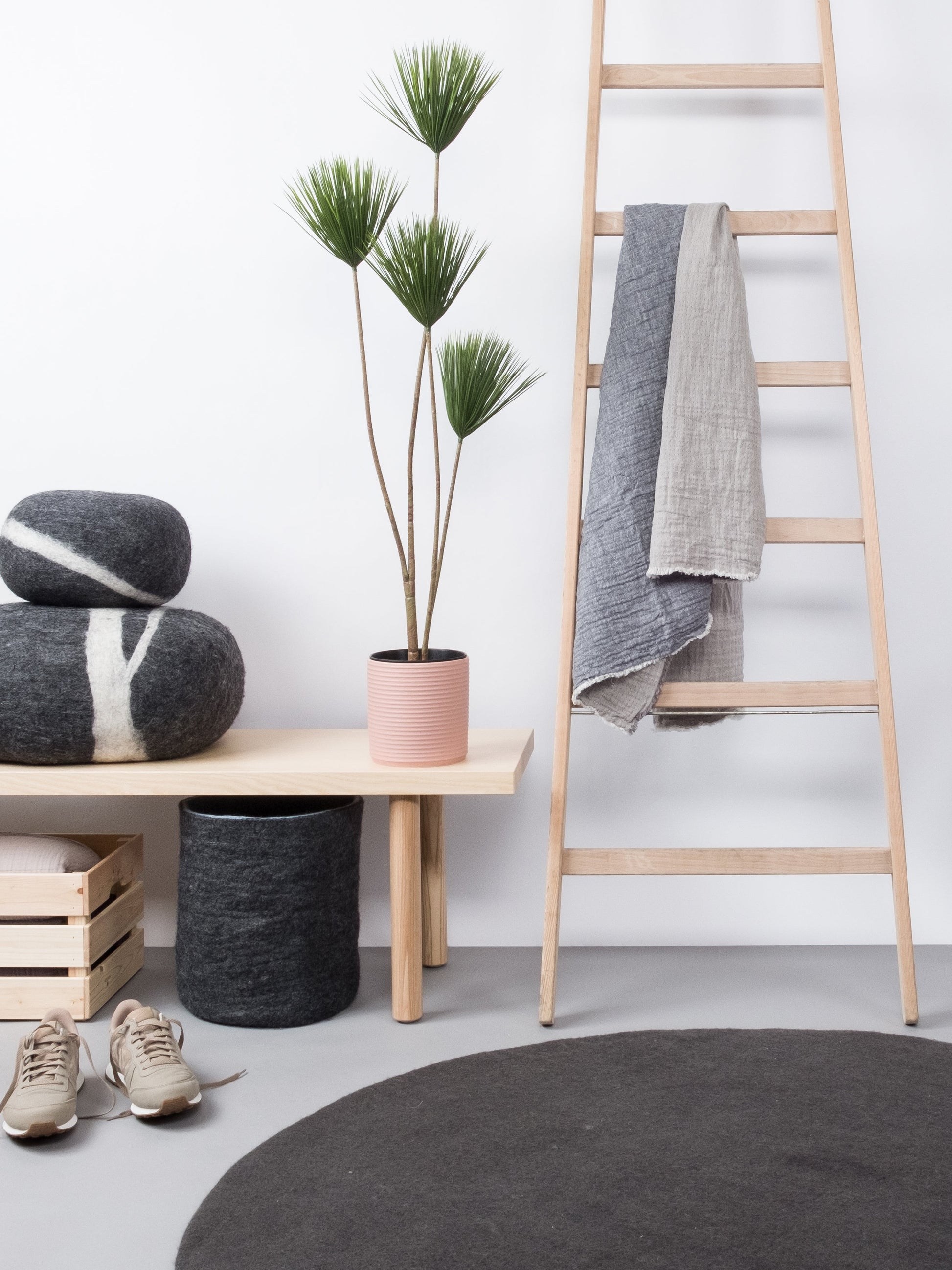 myfelt Kuno Filzkugelteppich Grau aus Schurwolle – Bild 6