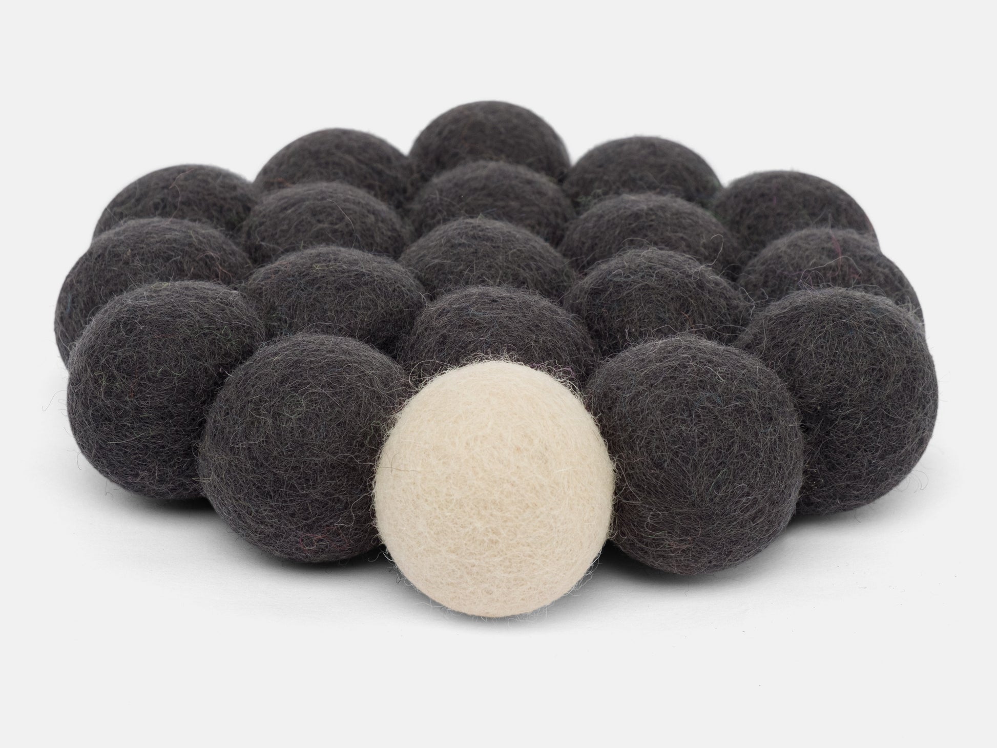 myfelt Kuno Big One Untersetzer Grau aus Schurwolle – Bild 4
