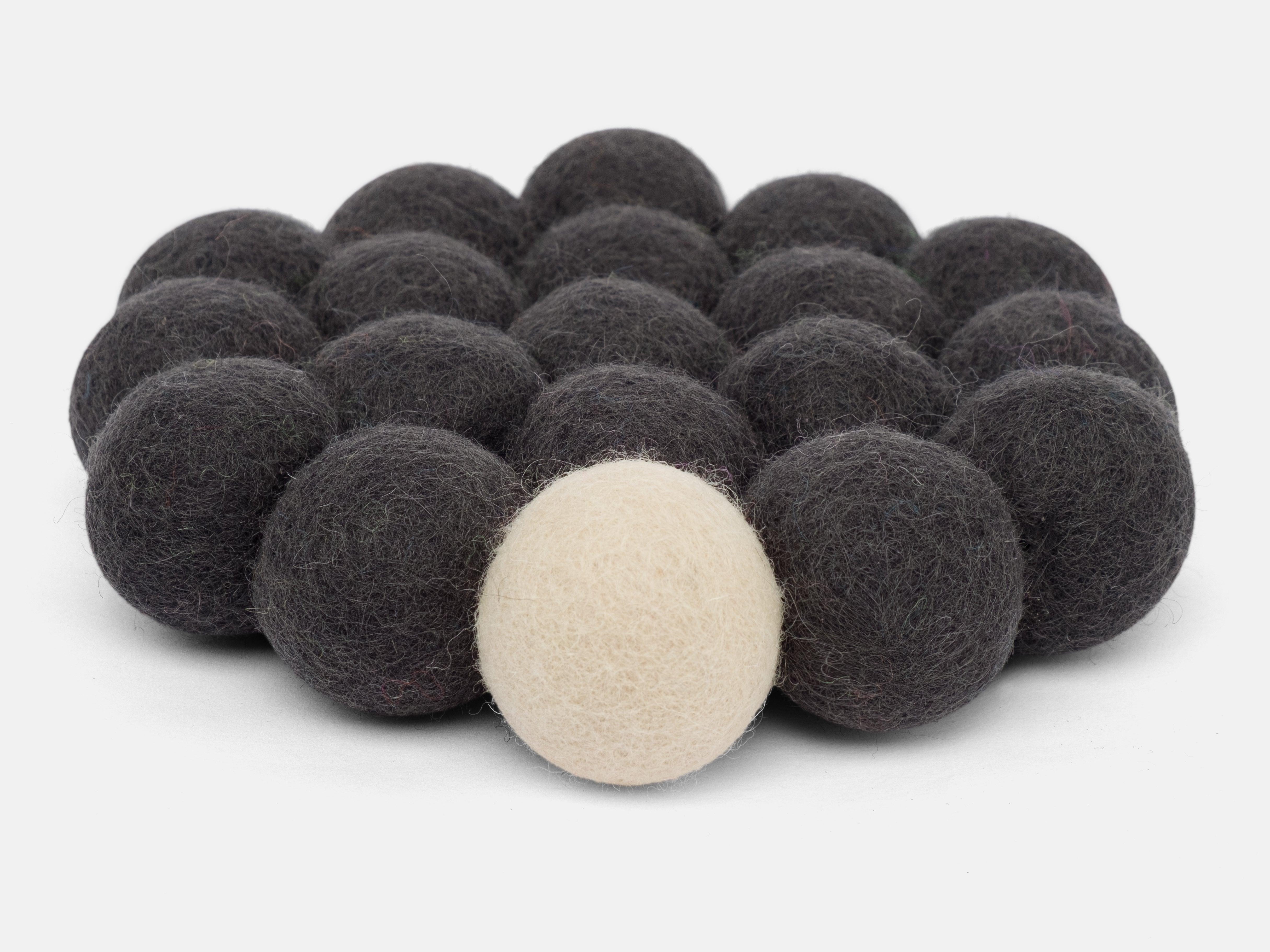 myfelt Kuno Big One Untersetzer Grau aus Schurwolle – Bild 4