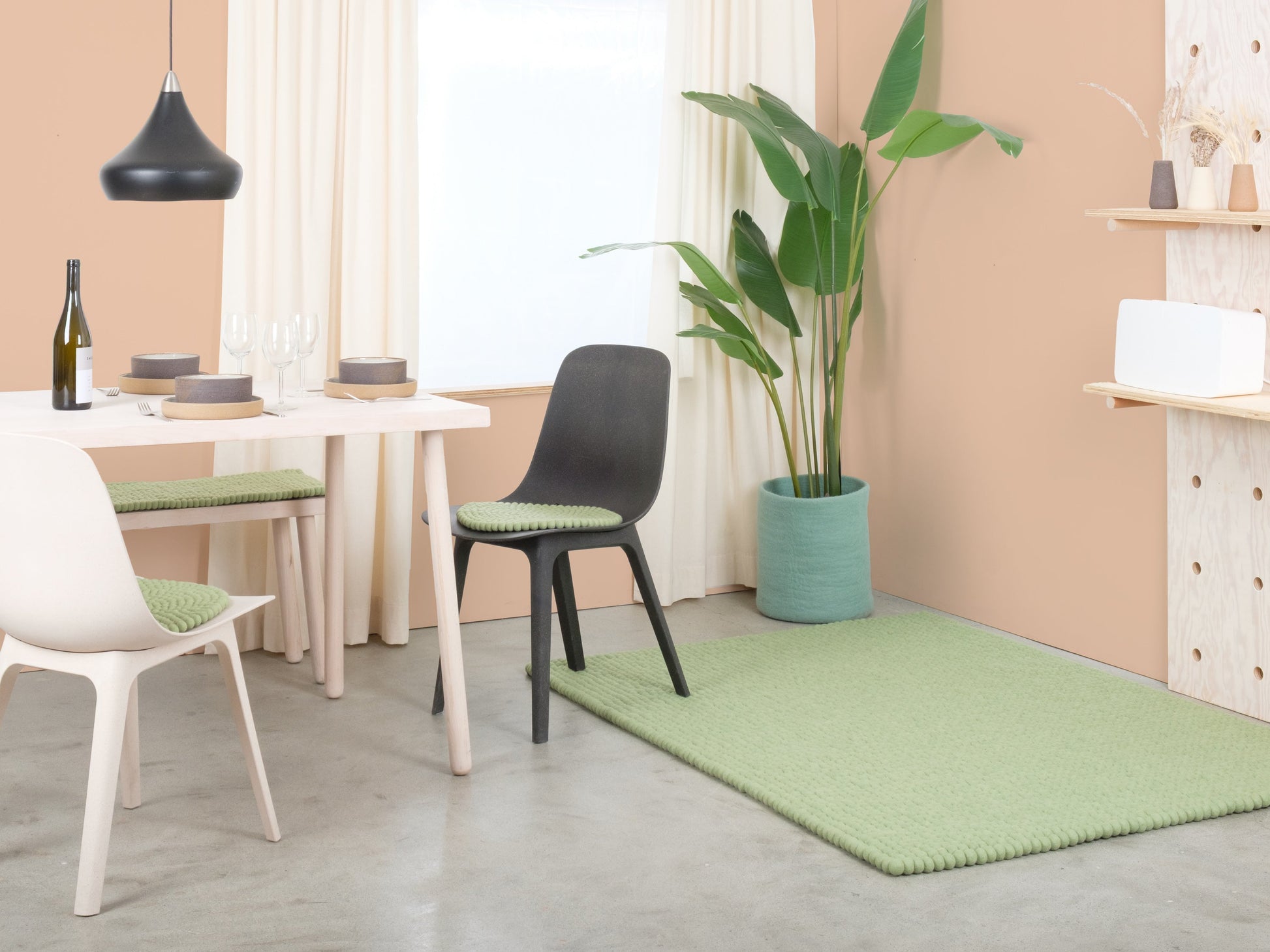 myfelt Lasse Filzkugelteppich Grün, Beige, Weiß aus Schurwolle – Bild 5