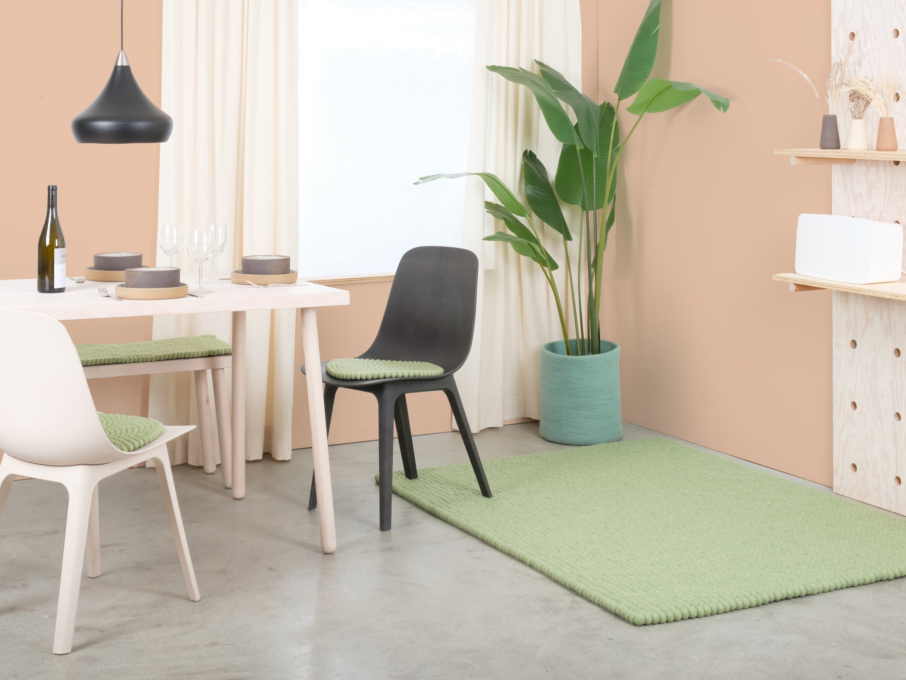 myfelt Lasse Filzkugelteppich Grün, Beige, Weiß aus Schurwolle – Bild 5