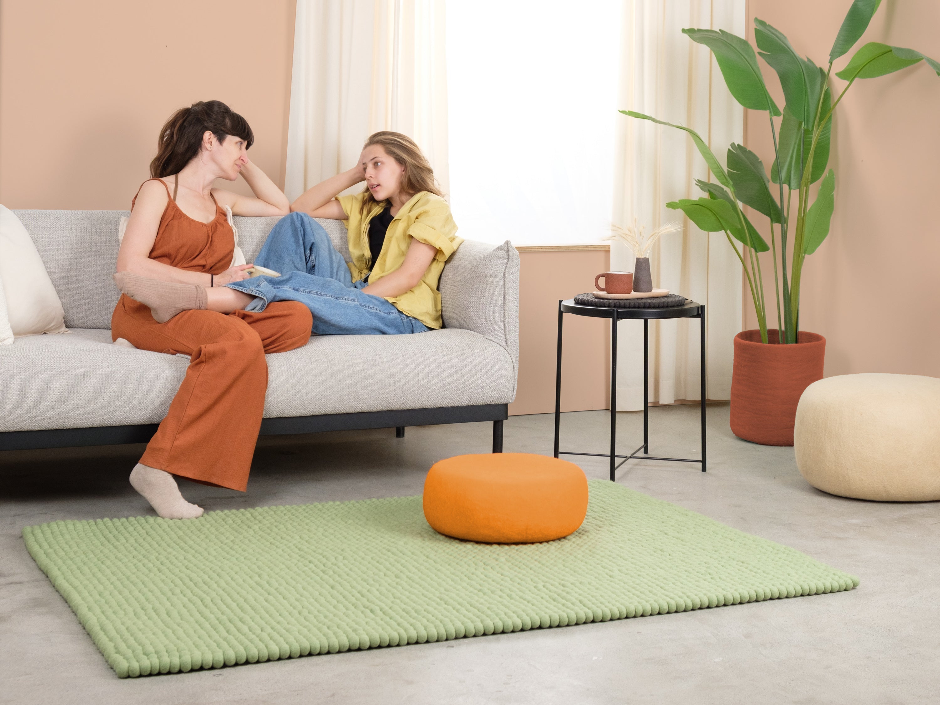 myfelt Lasse Filzkugelteppich Grün, Beige, Weiß aus Schurwolle – Bild 6