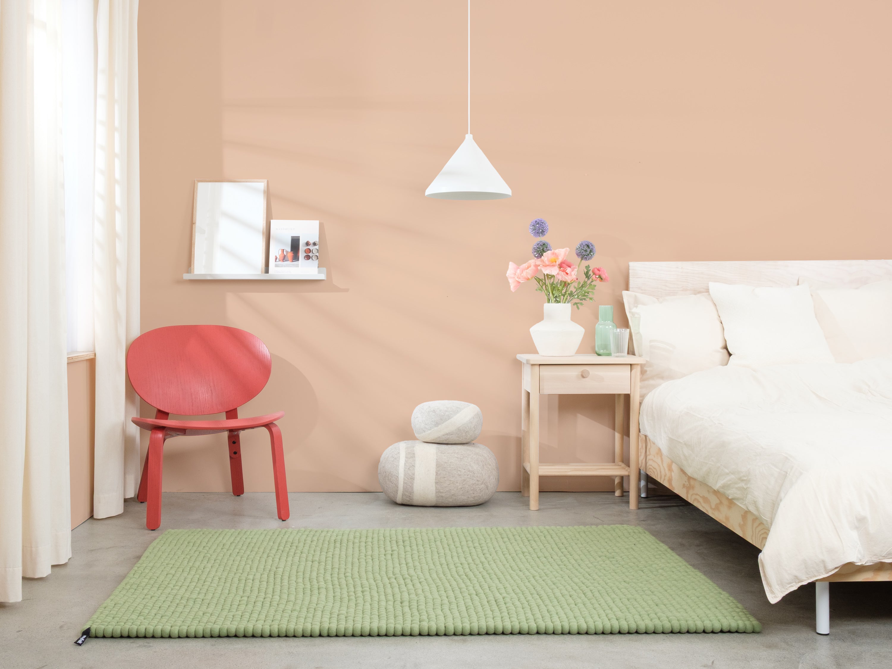 myfelt Lasse Filzkugelteppich Grün, Beige, Weiß aus Schurwolle – Bild 2