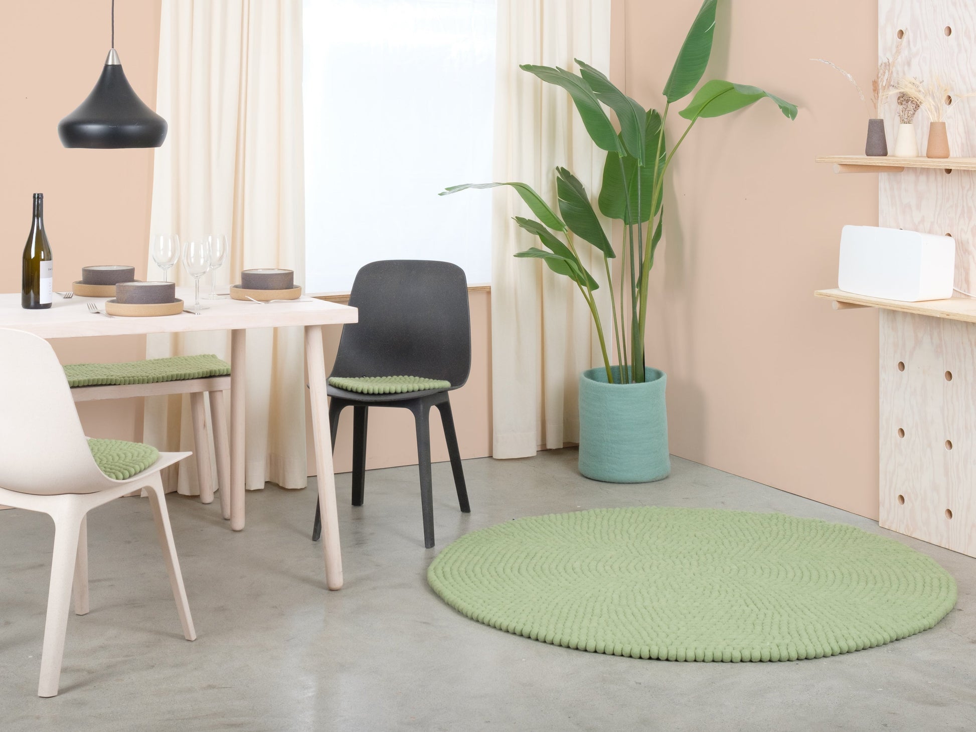 myfelt Lasse Filzkugelteppich Grün, Beige, Weiß aus Schurwolle – Bild 5