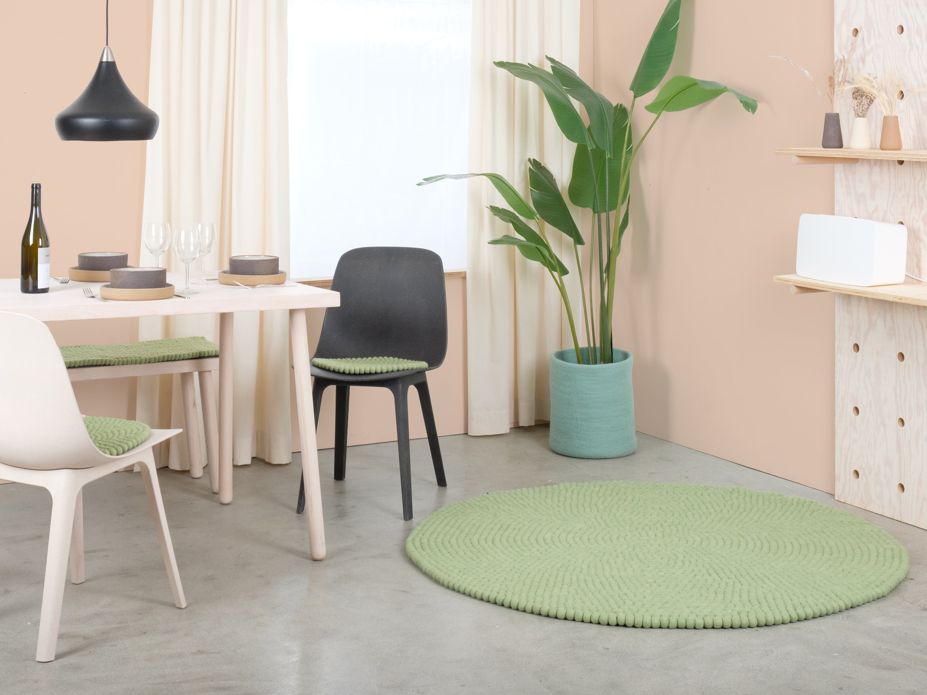 myfelt Lasse Filzkugelteppich Grün, Beige, Weiß aus Schurwolle – Bild 5