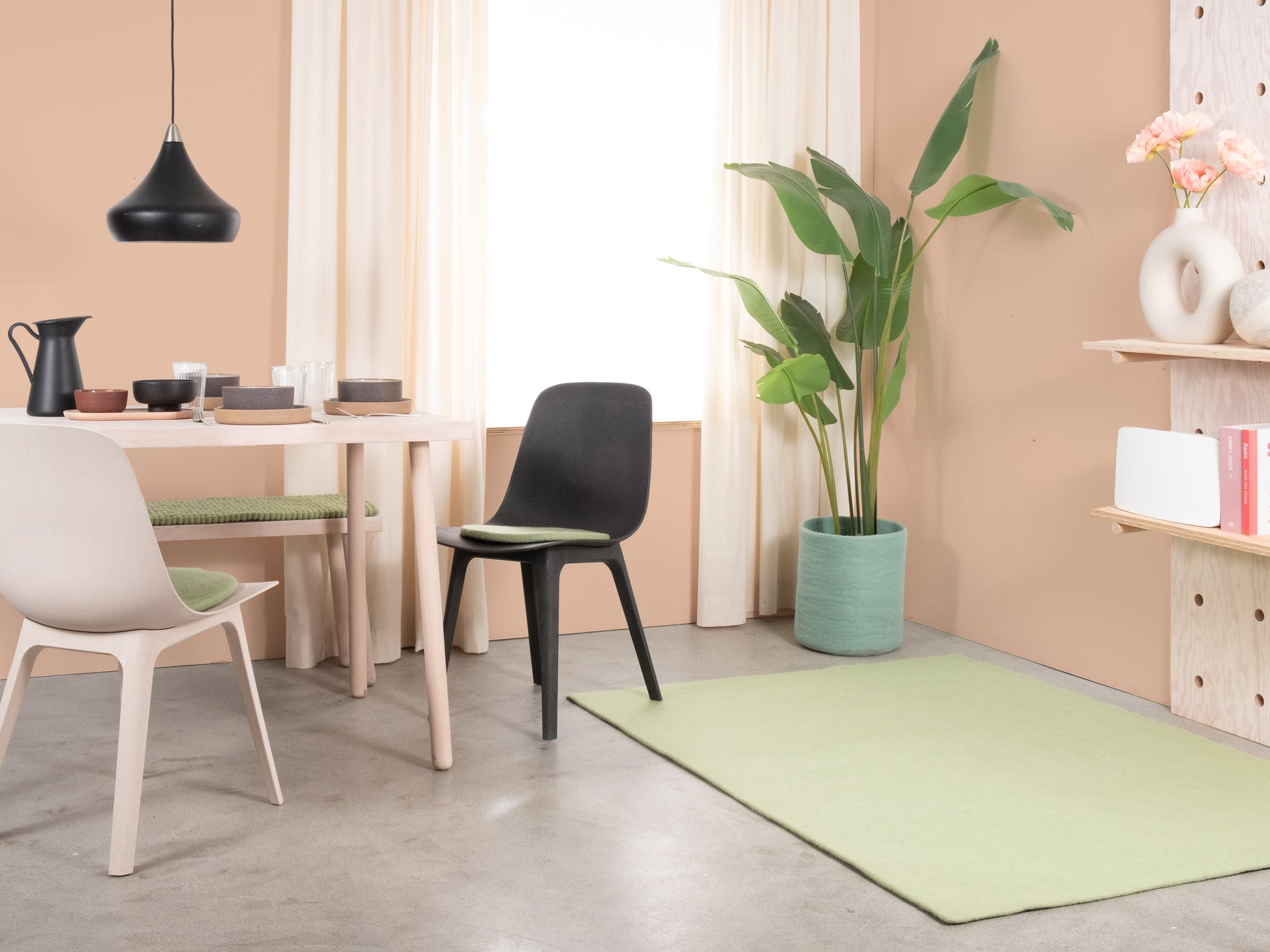 myfelt Lasse Filzkugelteppich Grün, Beige, Weiß aus Schurwolle – Bild 2