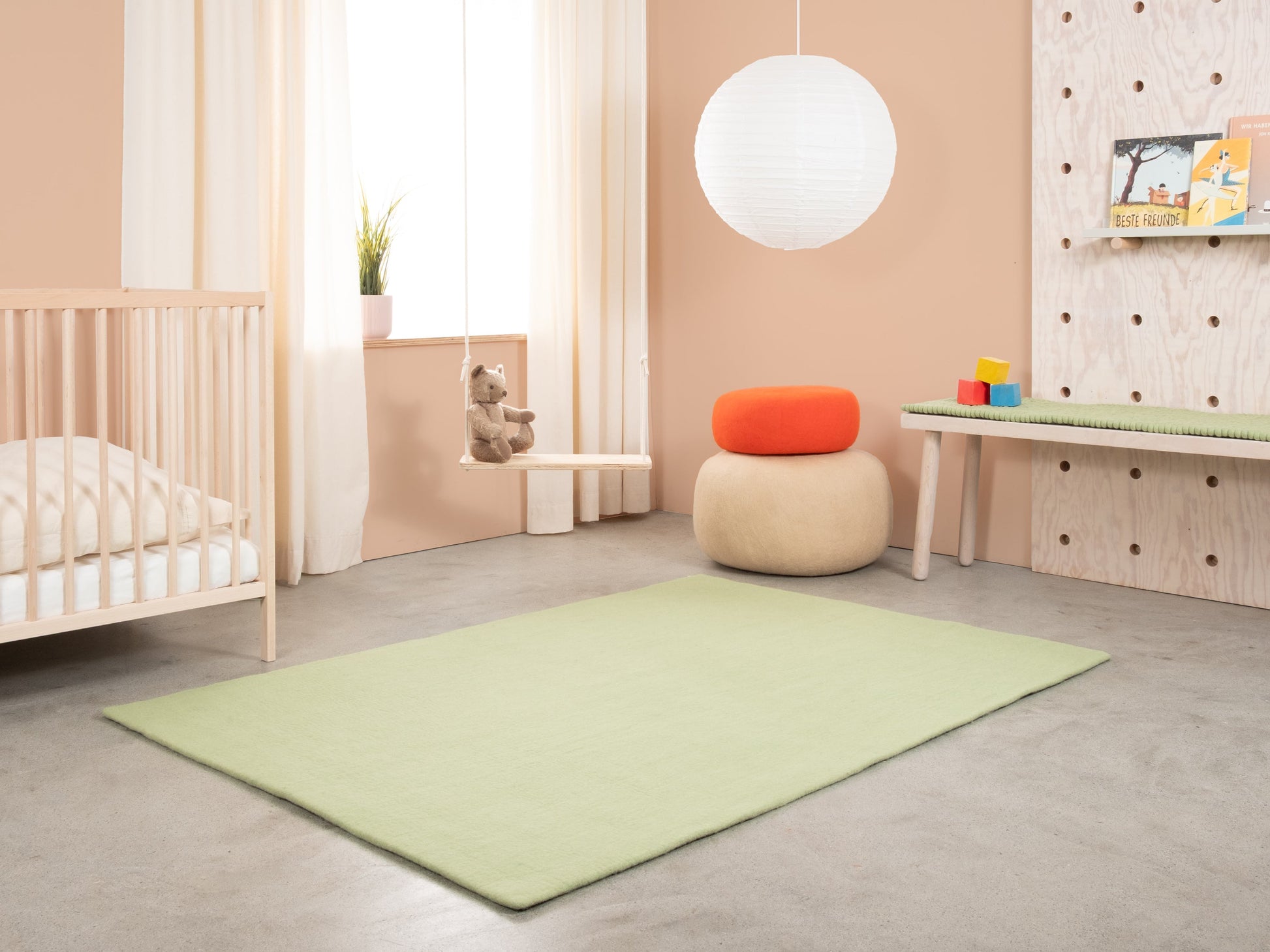 myfelt Lasse Filzkugelteppich Grün, Beige, Weiß aus Schurwolle – Bild 3