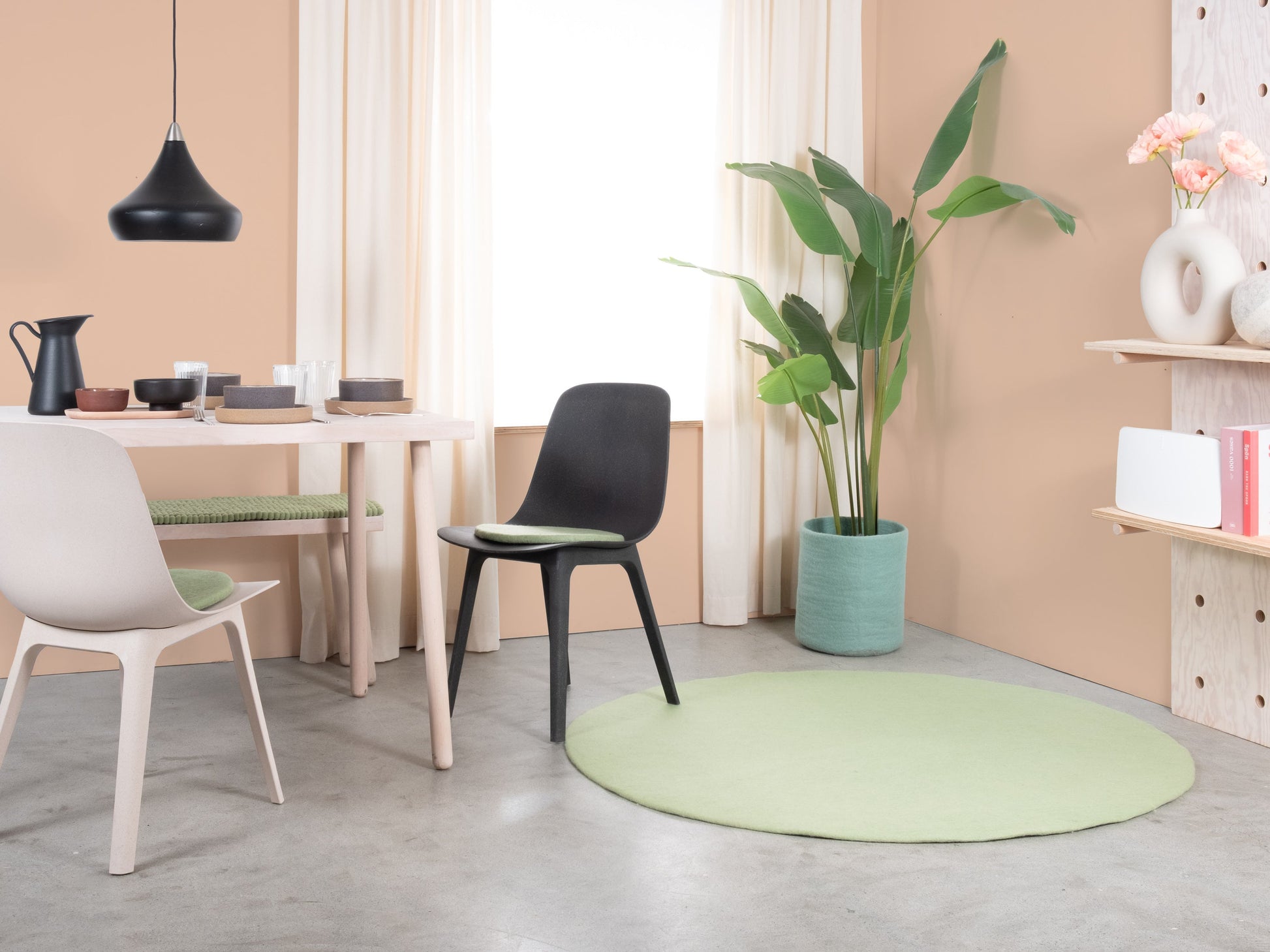 myfelt Lasse Filzkugelteppich Grün, Beige, Weiß aus Schurwolle – Bild 2
