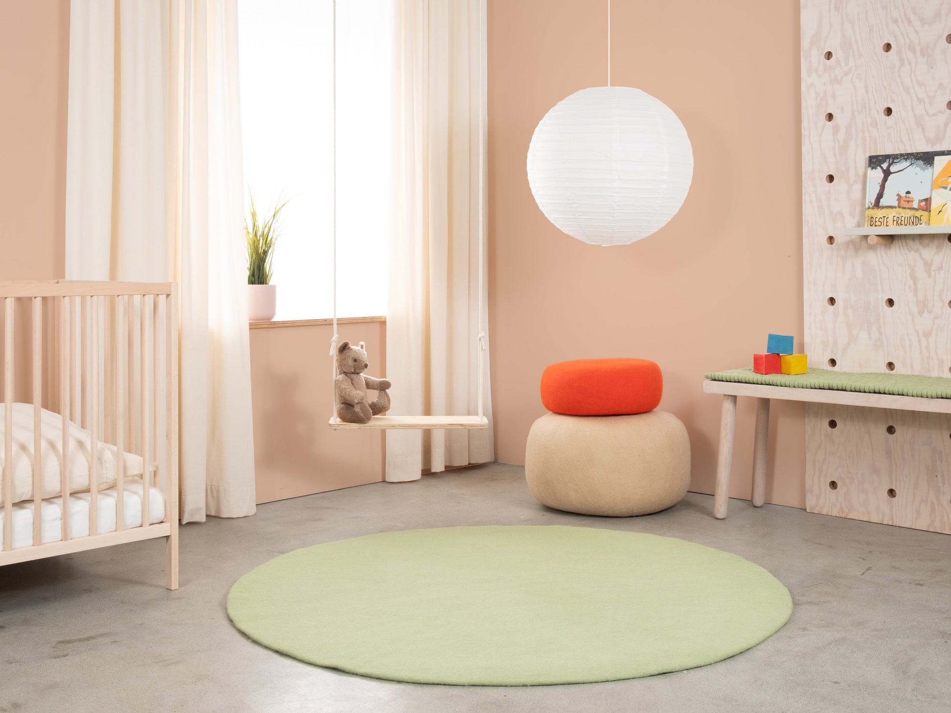 myfelt Lasse Filzkugelteppich Grün, Beige, Weiß aus Schurwolle – Bild 3