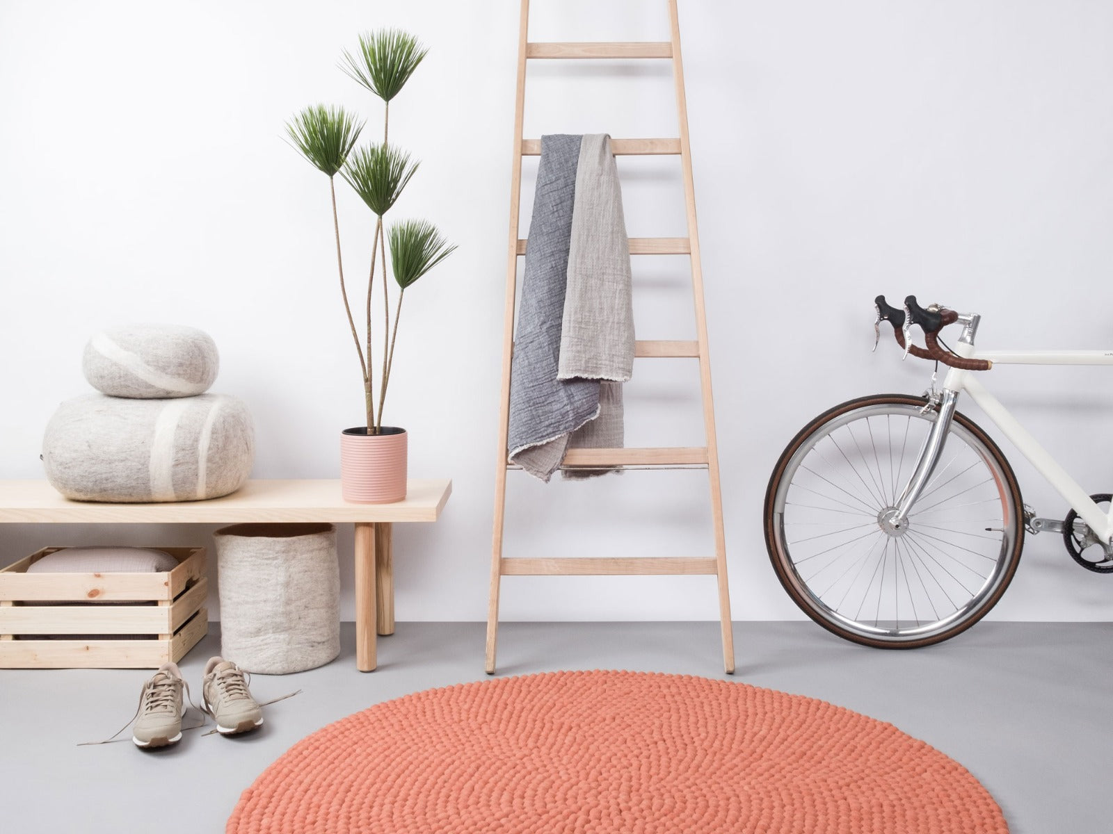 myfelt Lea Filzkugelteppich aus Schurwolle – Bild 2