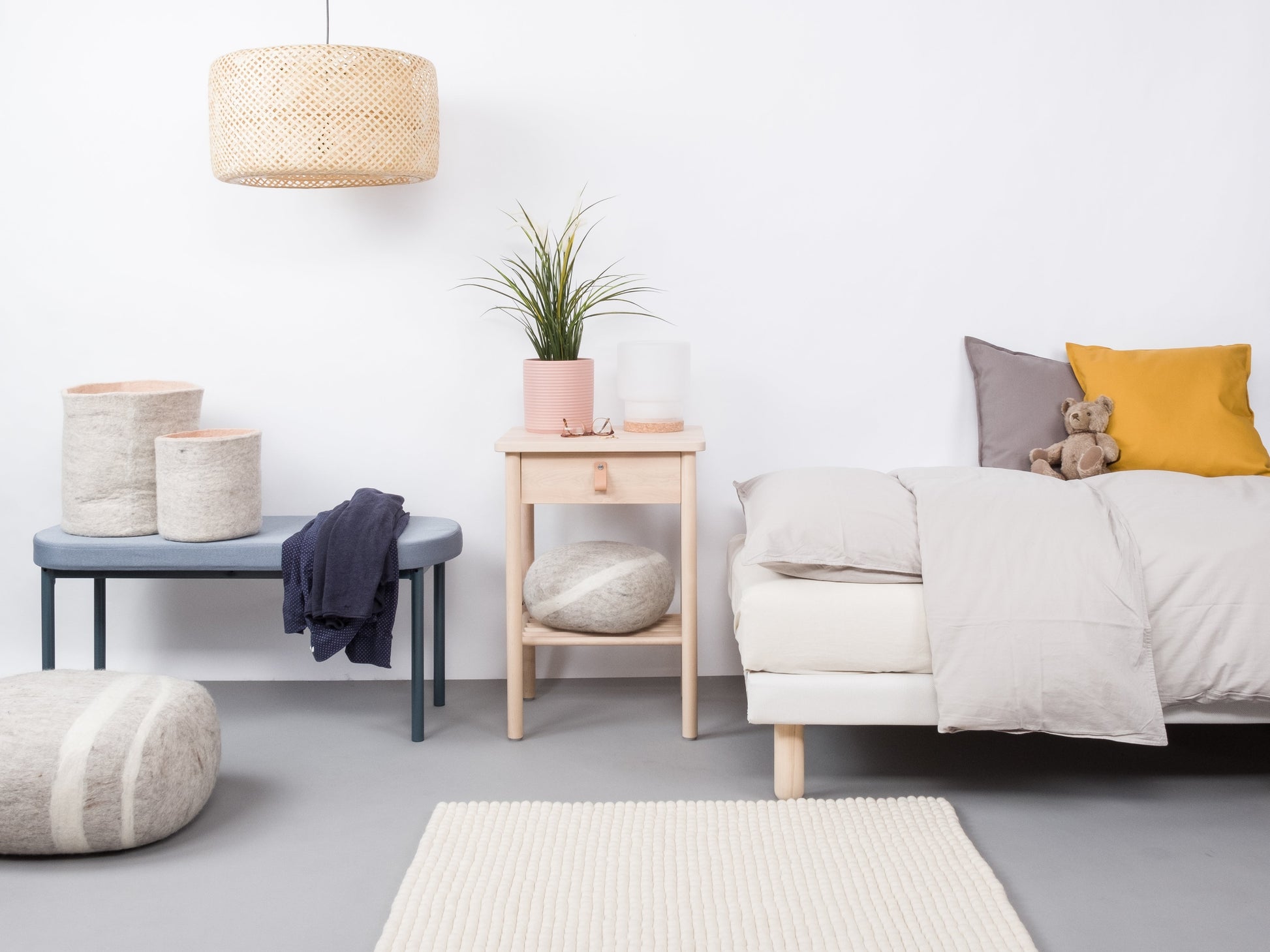 myfelt Linéa Filzkugelteppich Weiß aus Schurwolle – Bild 4