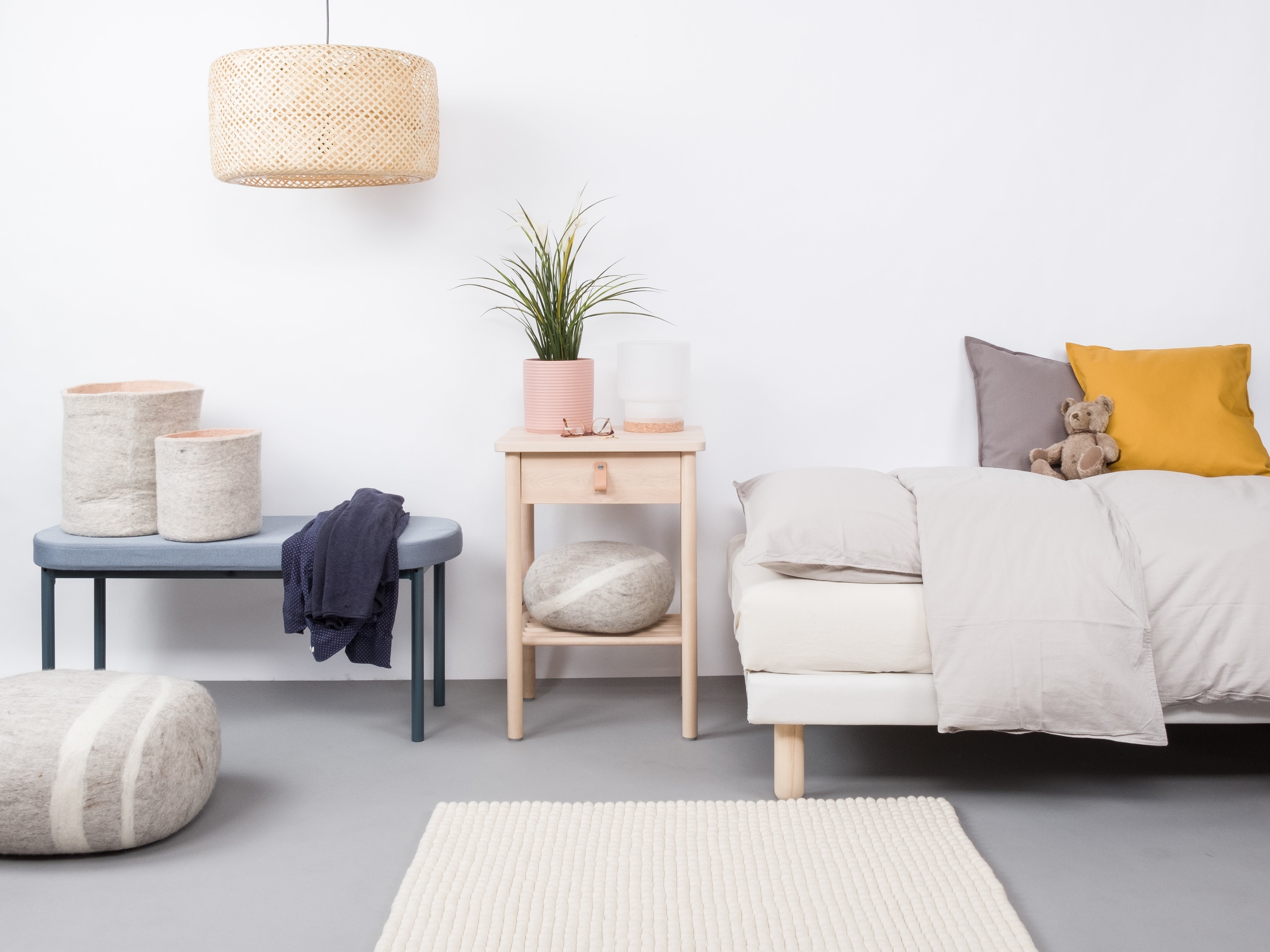 myfelt Linéa Filzkugelteppich Weiß aus Schurwolle – Bild 4