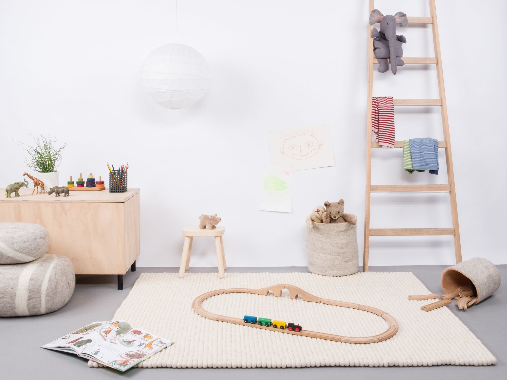 myfelt Linéa Filzkugelteppich Weiß aus Schurwolle – Bild 5
