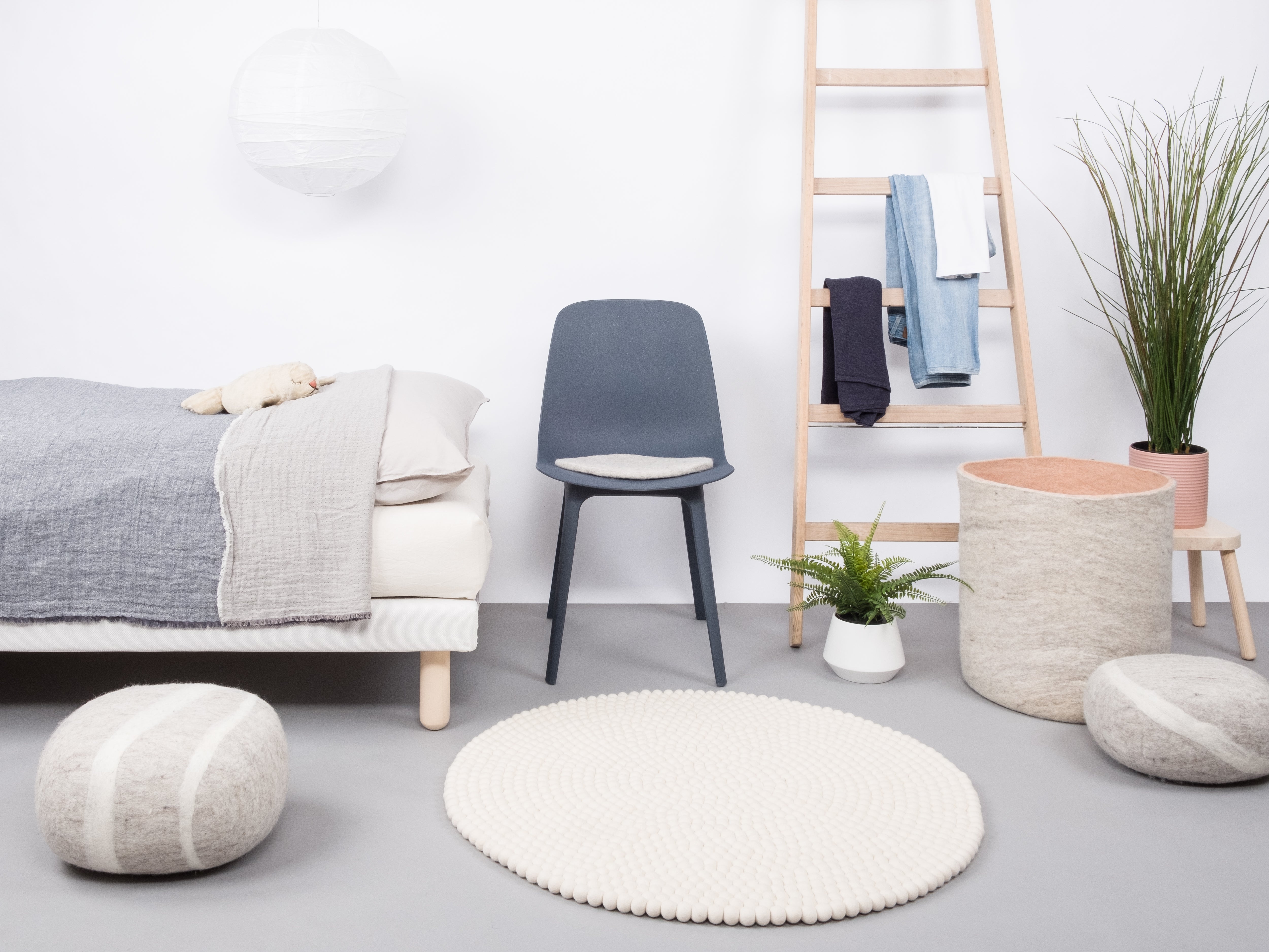myfelt Linéa Filzkugelteppich Weiß aus Schurwolle – Bild 4